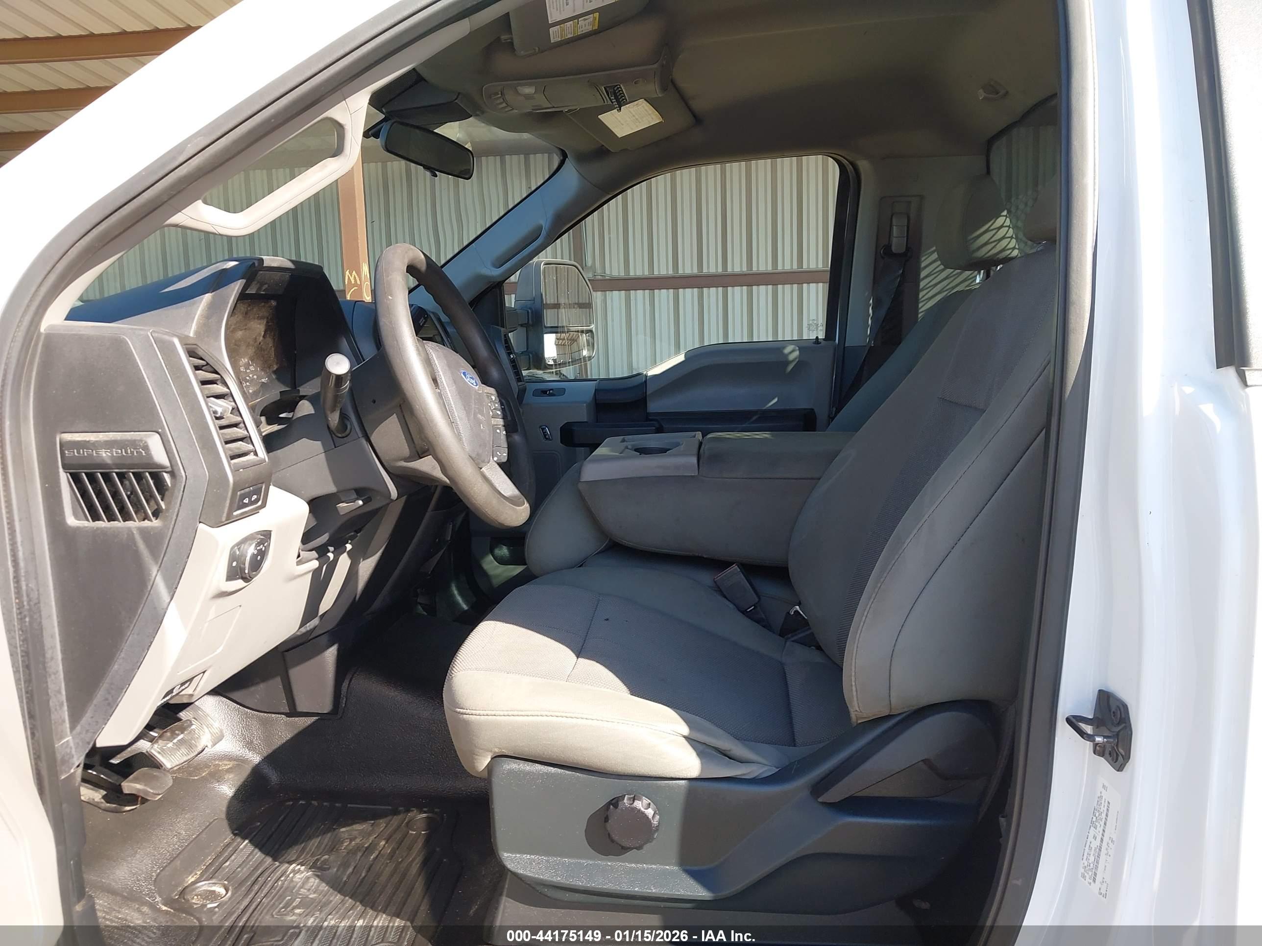 FORD F-550 image 8