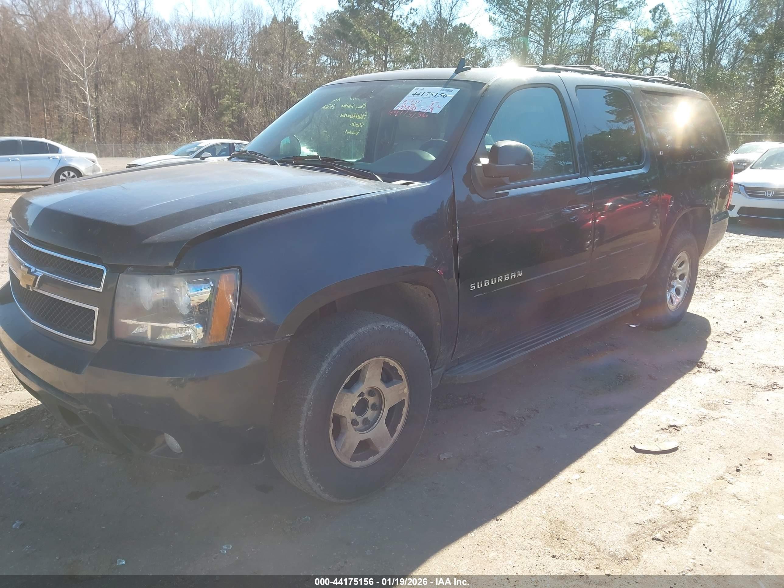 CHEVROLET SUBURBAN image 2