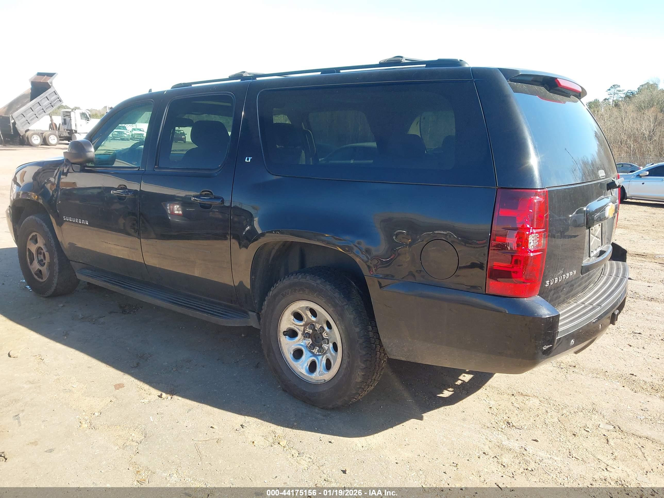 CHEVROLET SUBURBAN image 3