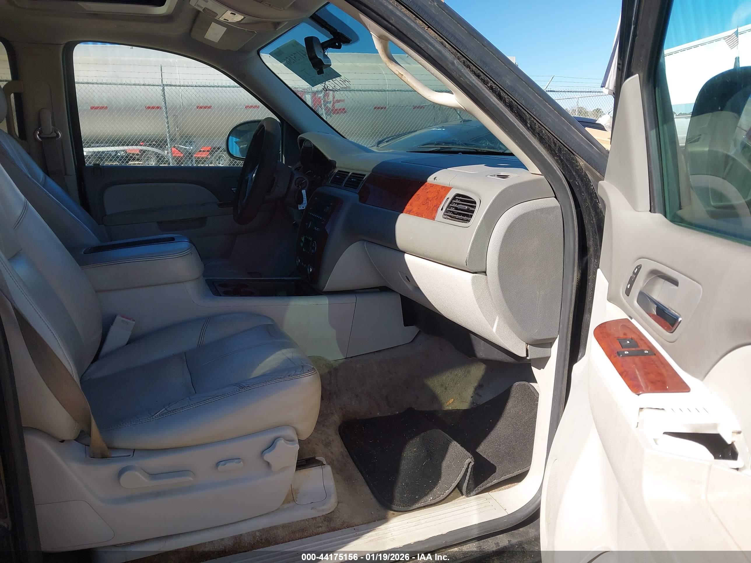CHEVROLET SUBURBAN image 5