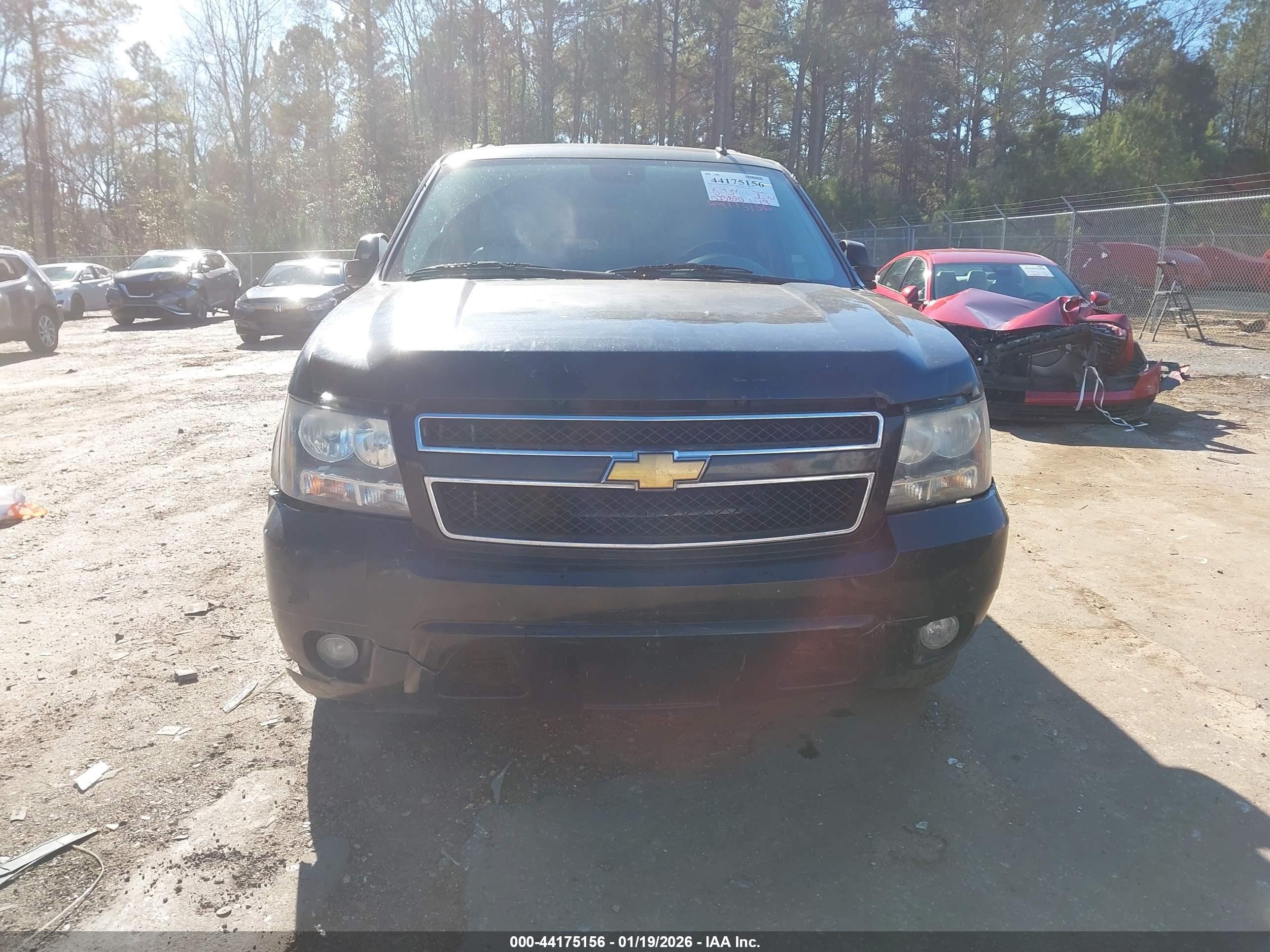 CHEVROLET SUBURBAN image 6