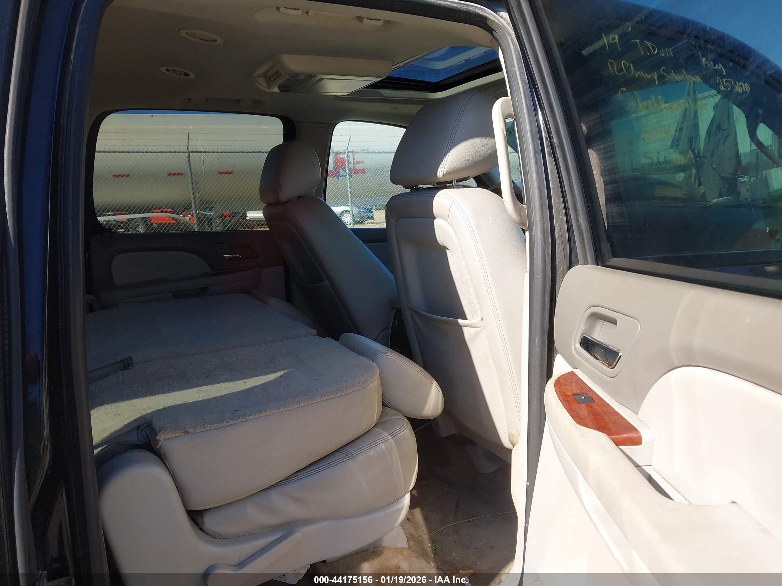 CHEVROLET SUBURBAN image 8