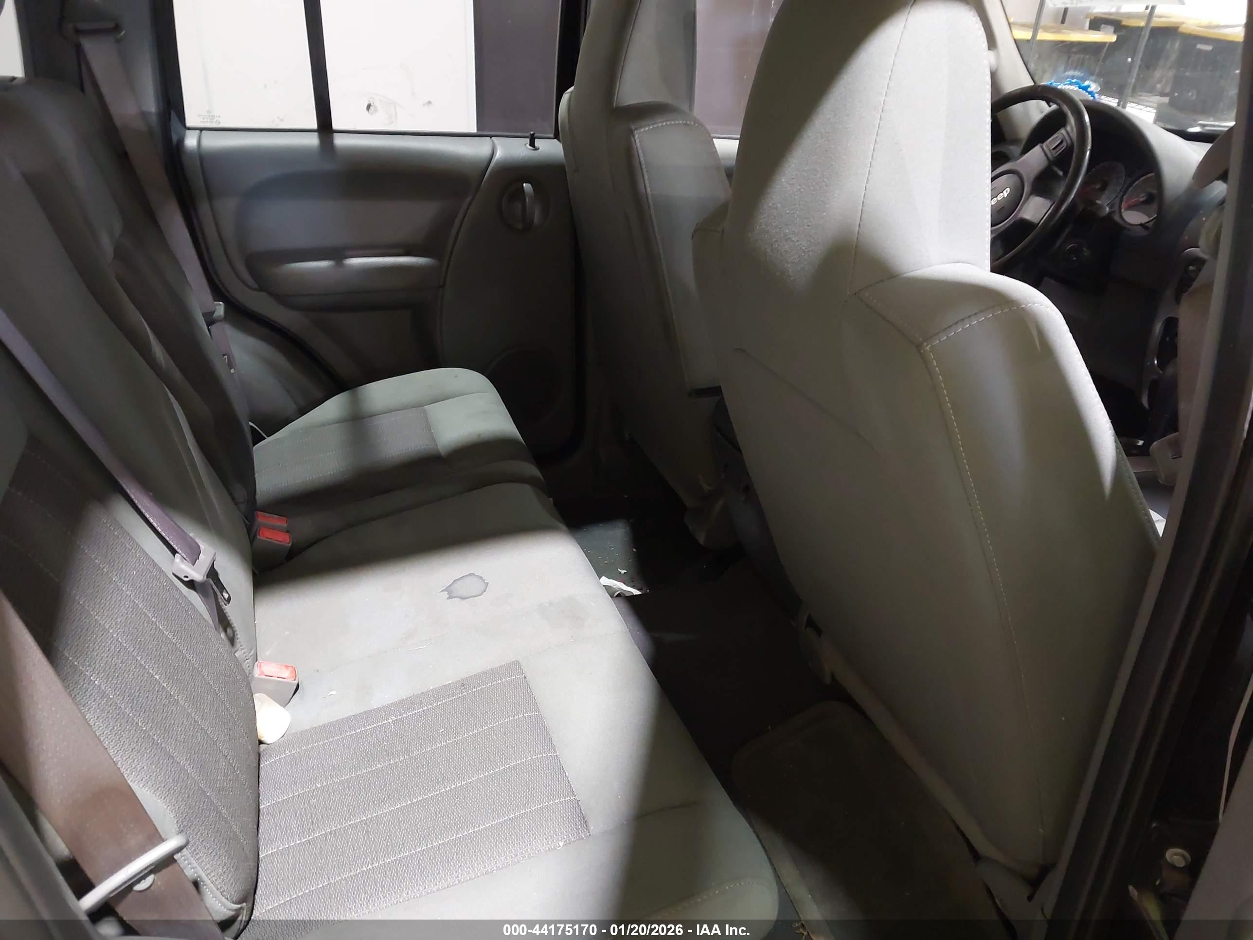 JEEP LIBERTY image 8