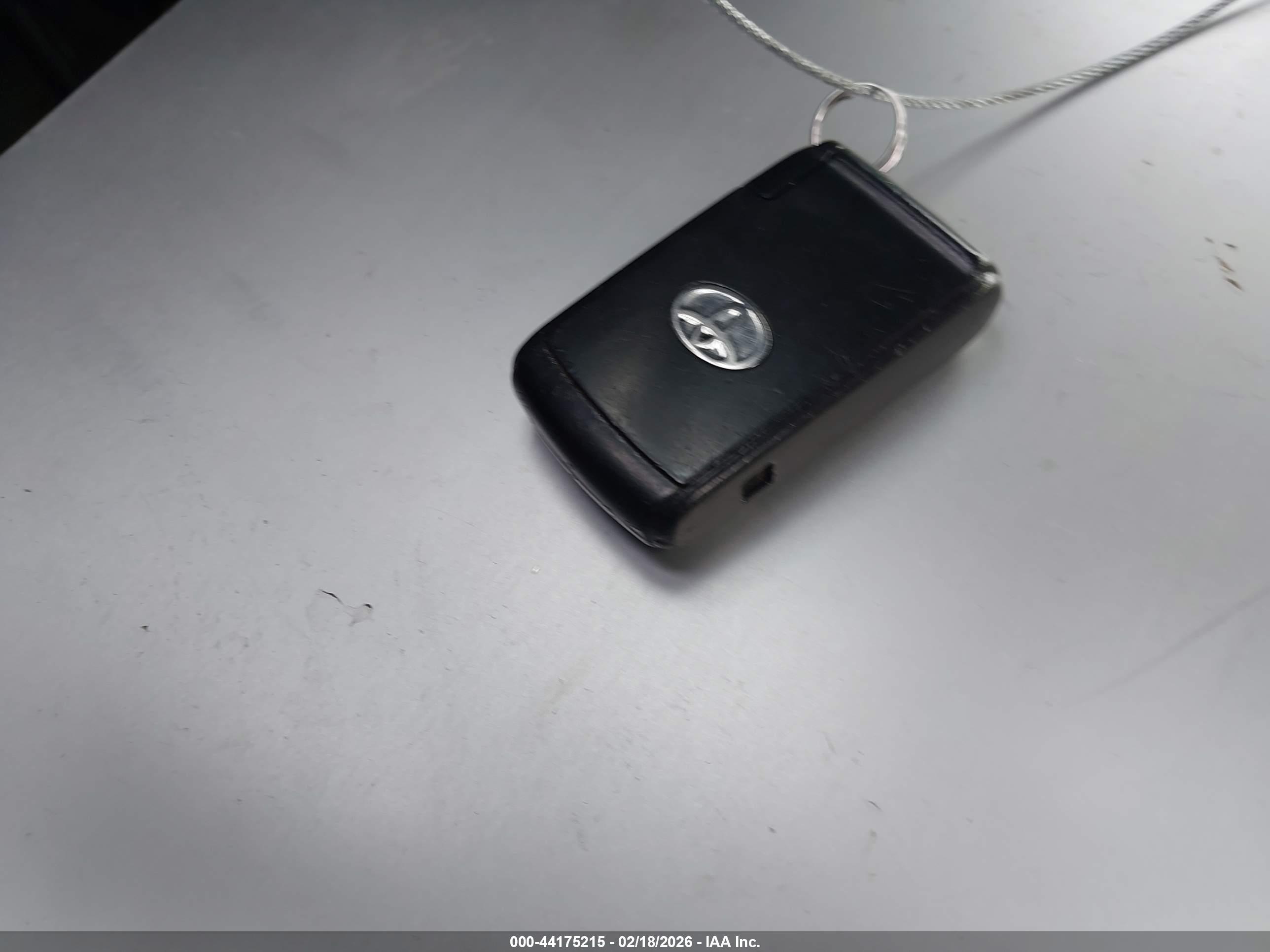 TOYOTA PRIUS image 11