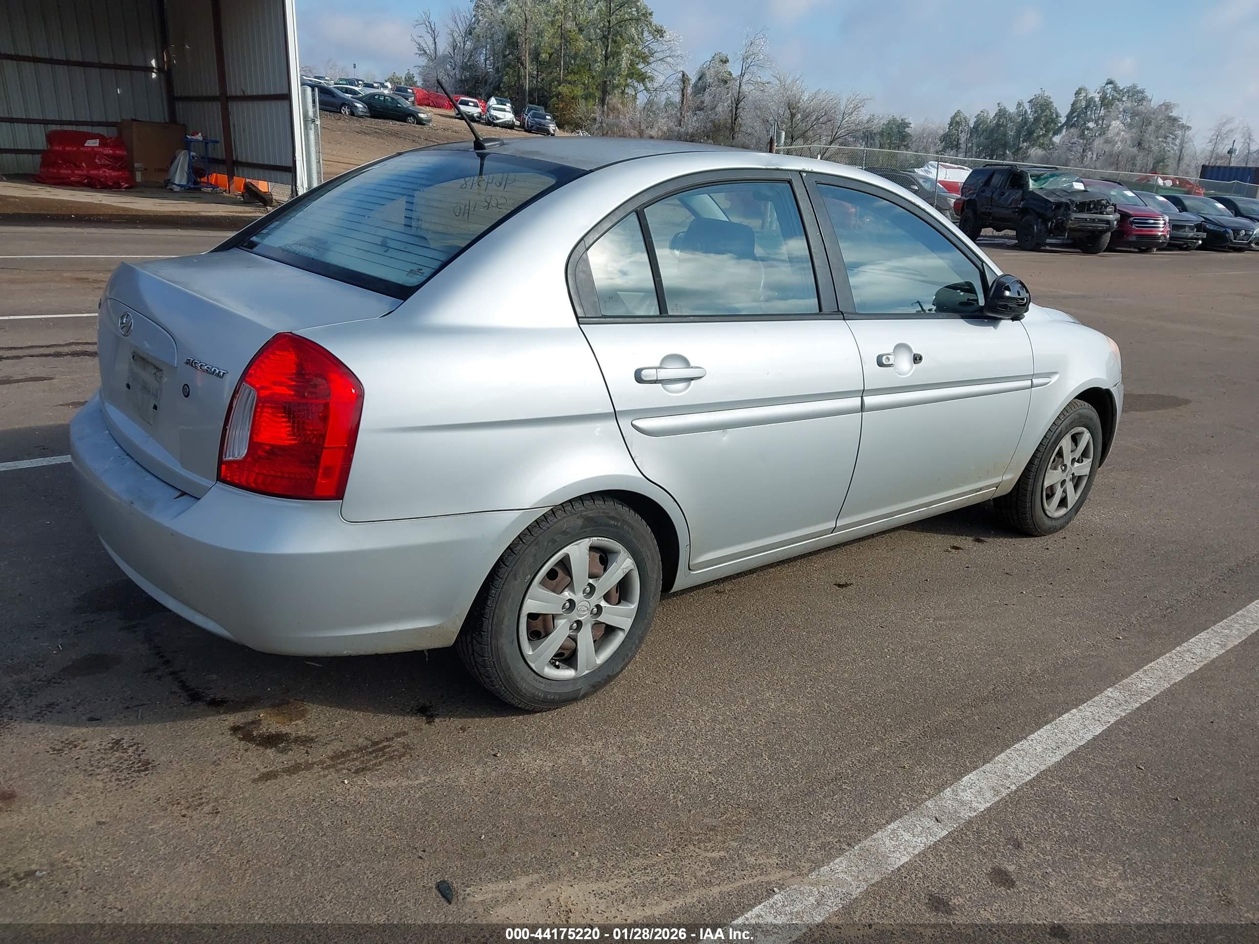 HYUNDAI ACCENT image 4