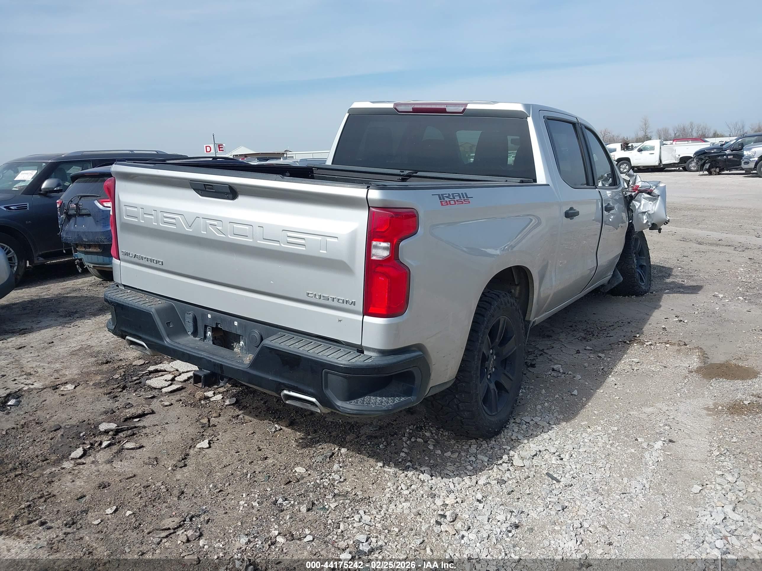 CHEVROLET SILVERADO image 4