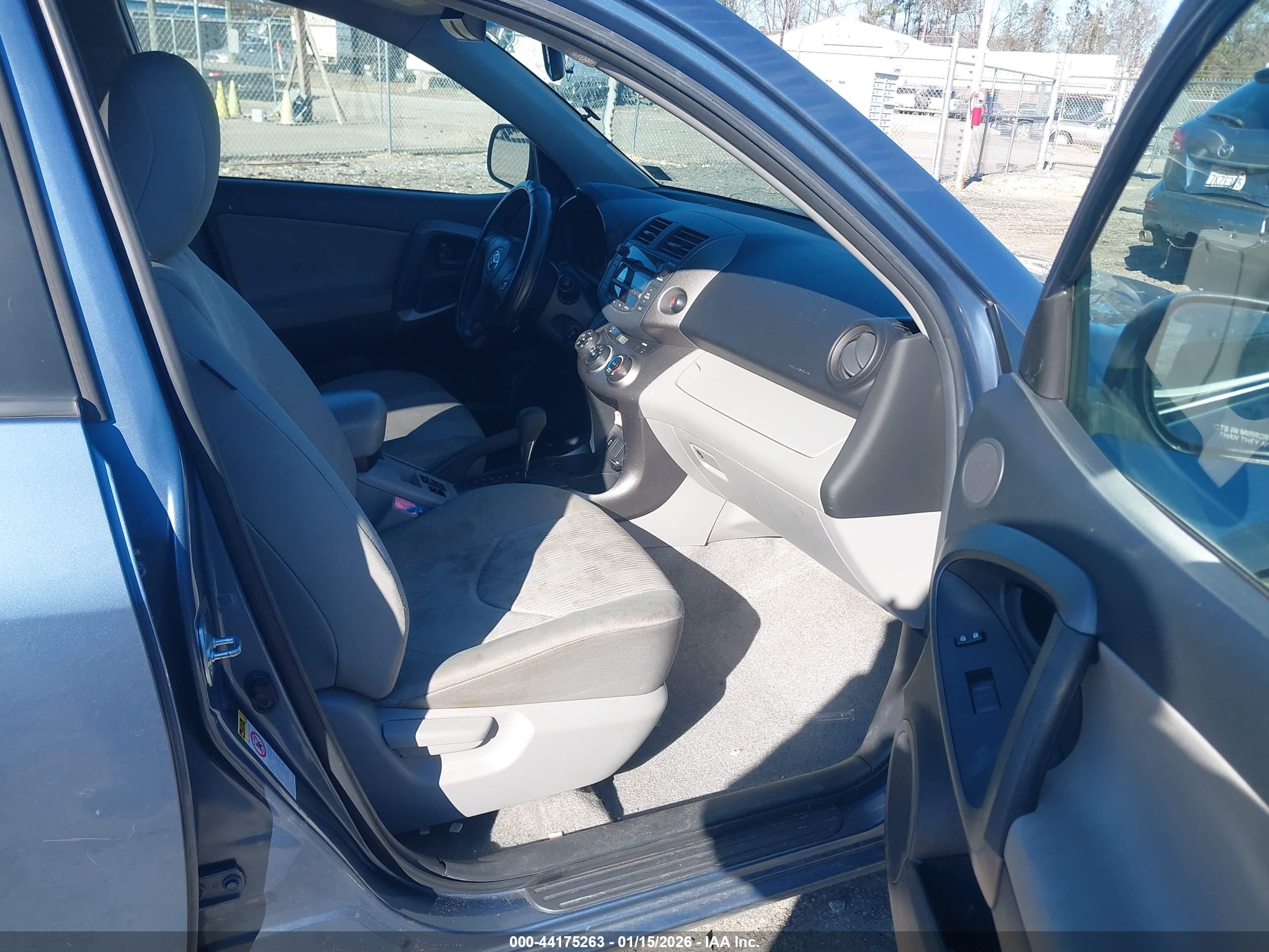 TOYOTA RAV4 image 5