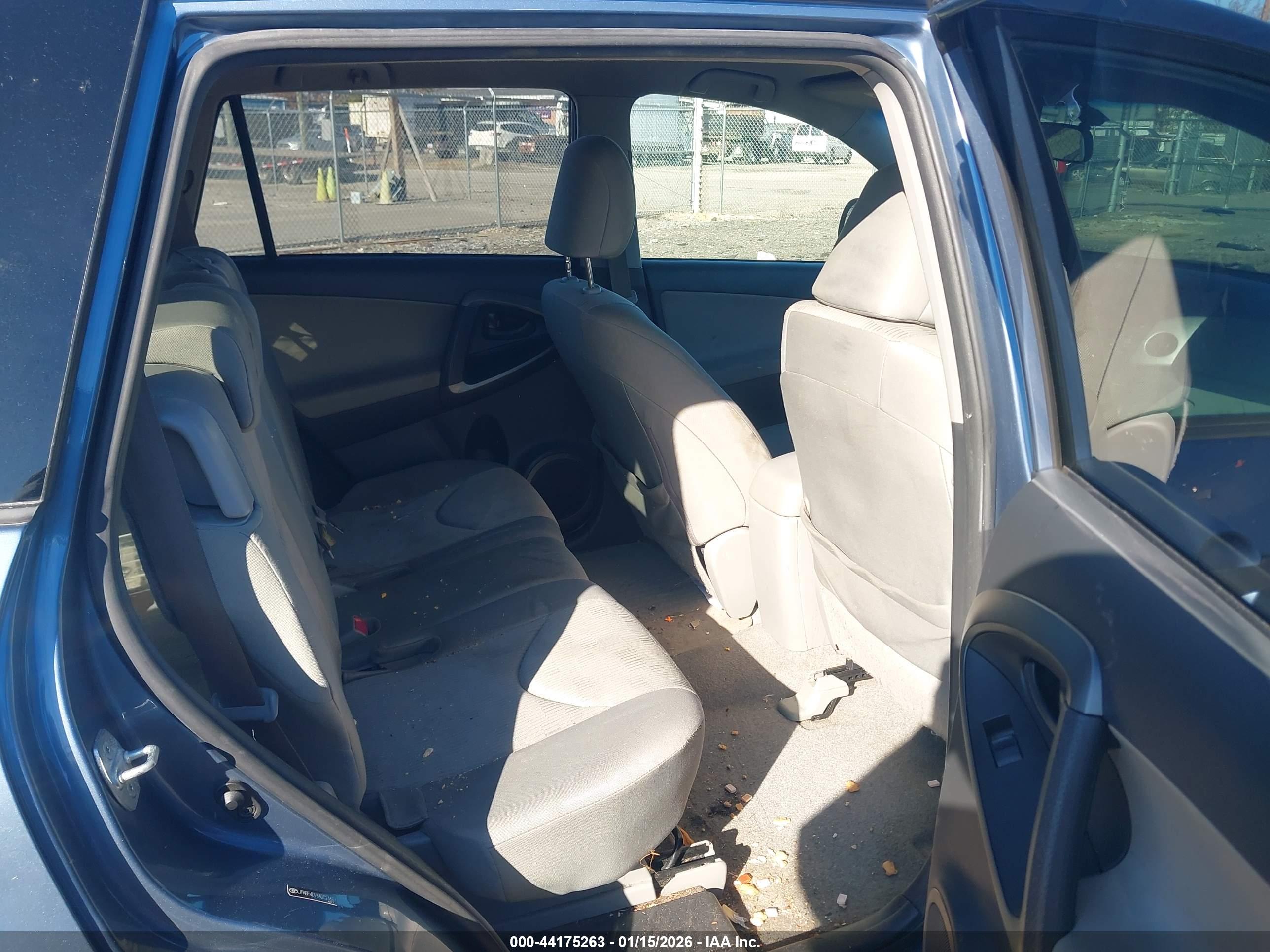 TOYOTA RAV4 image 8