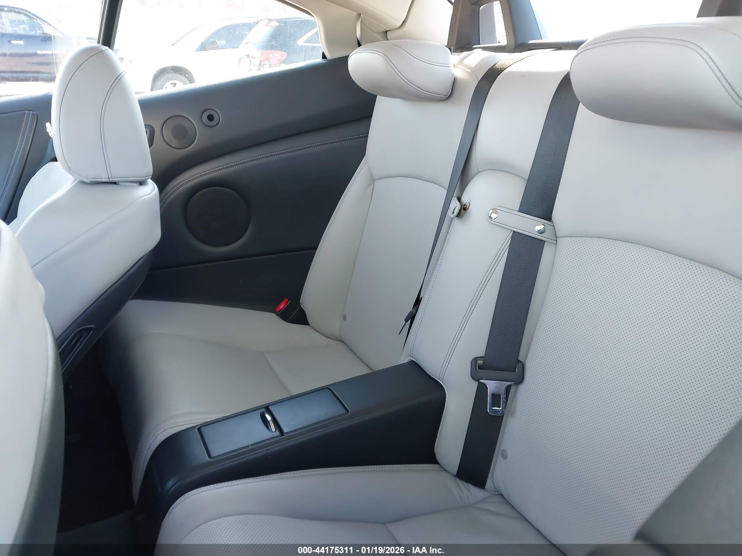 LEXUS IS image 8