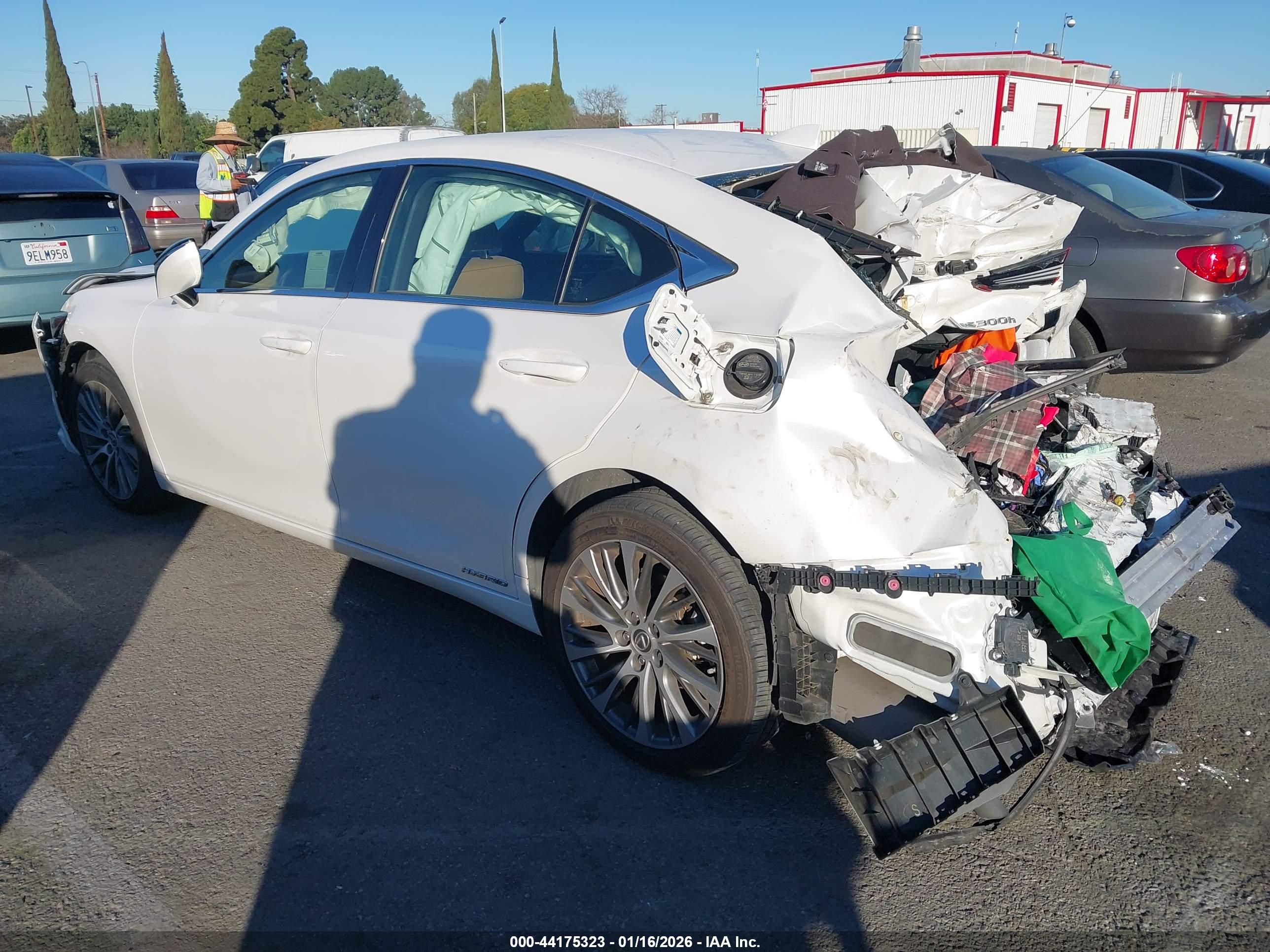 LEXUS ES image 3