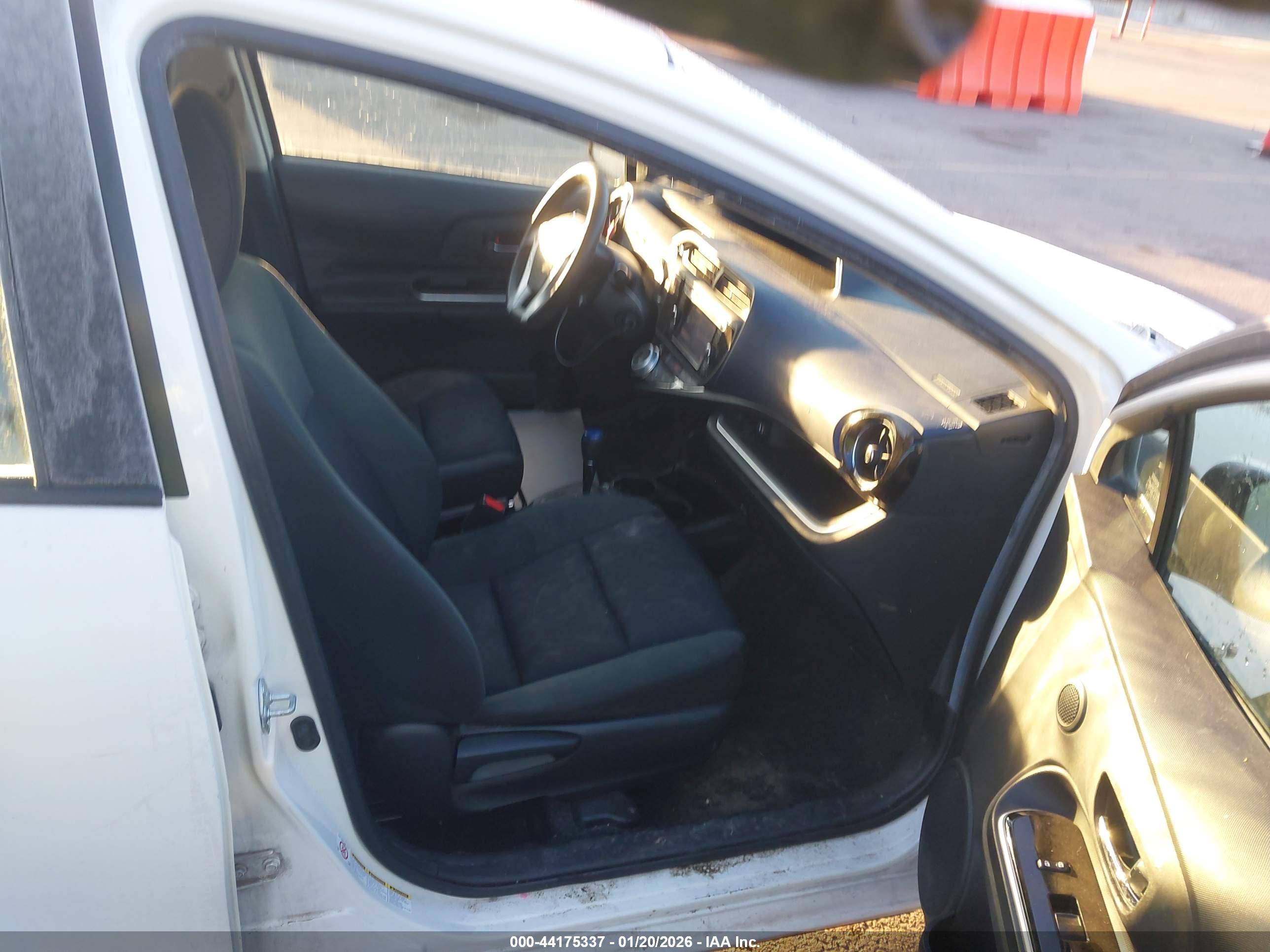 TOYOTA PRIUS image 5