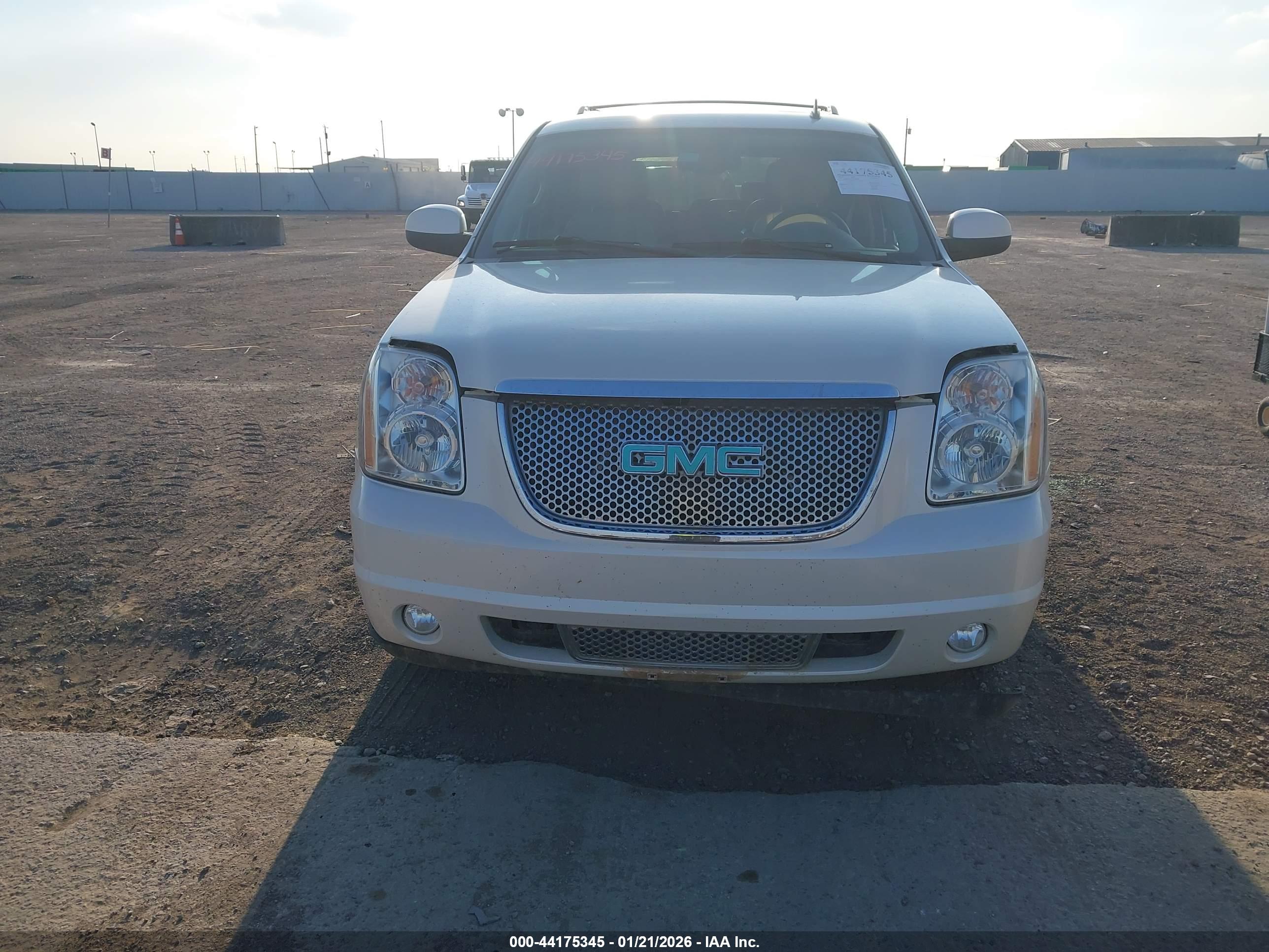 GMC YUKON image 6