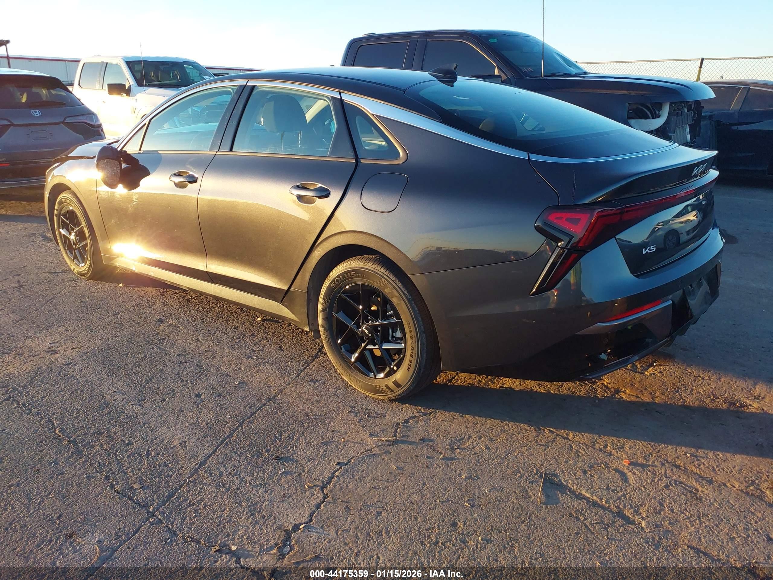 KIA K5 image 3