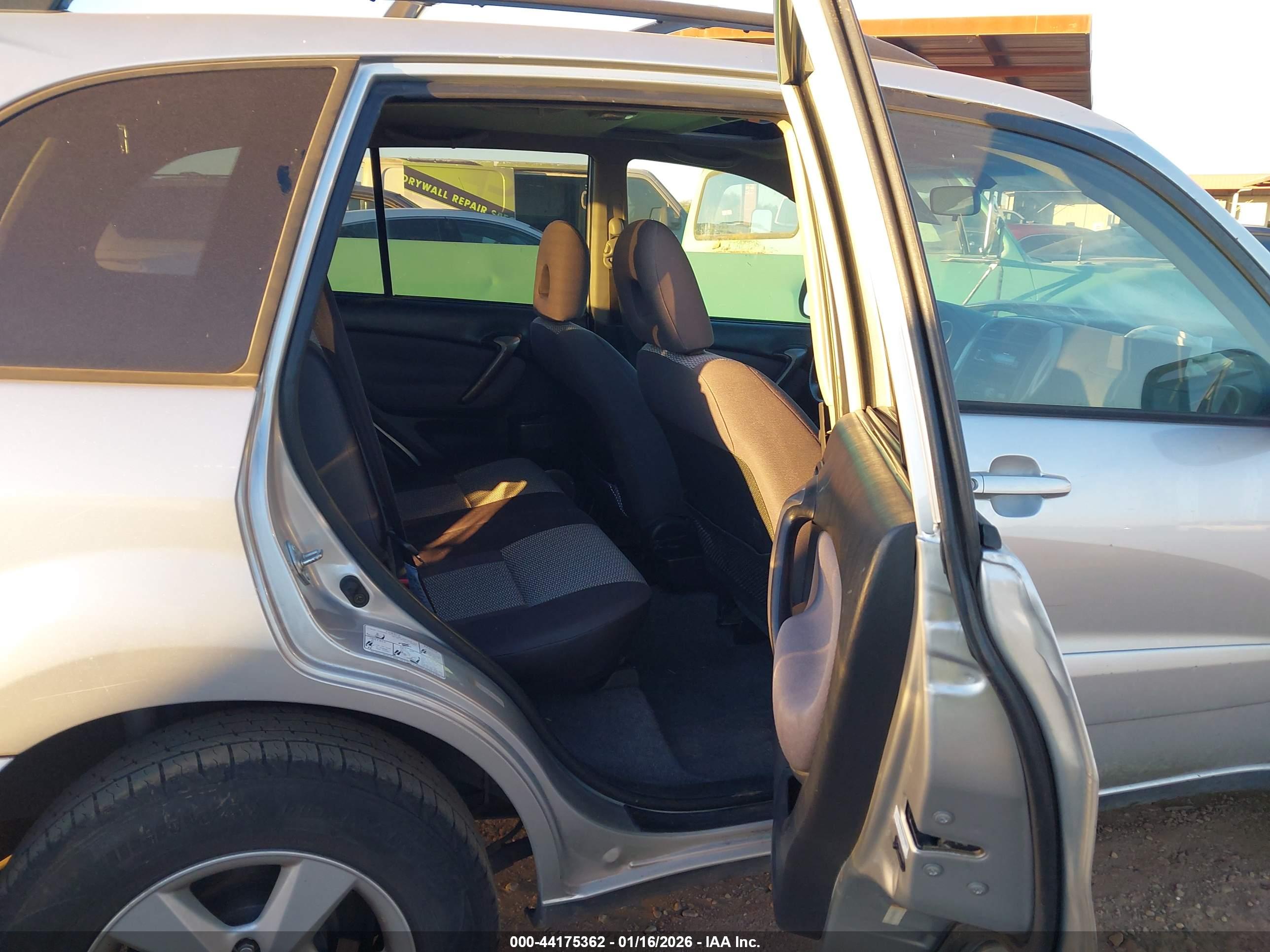 TOYOTA RAV4 image 8