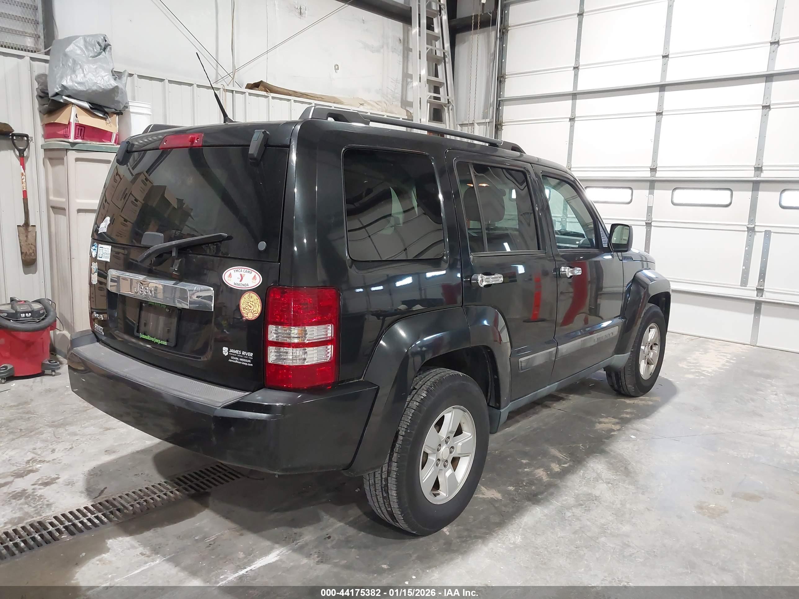 JEEP LIBERTY image 4