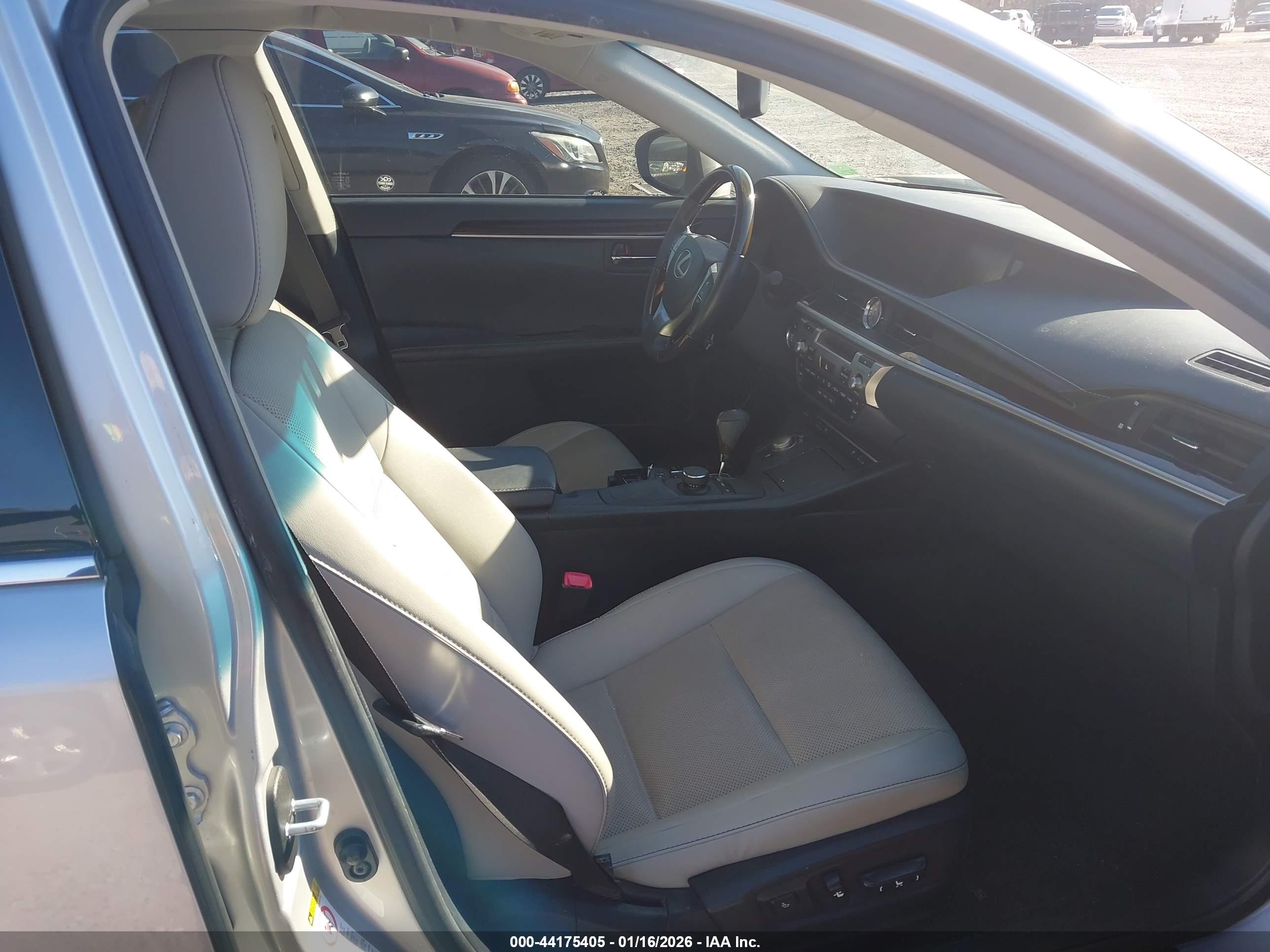LEXUS ES image 5