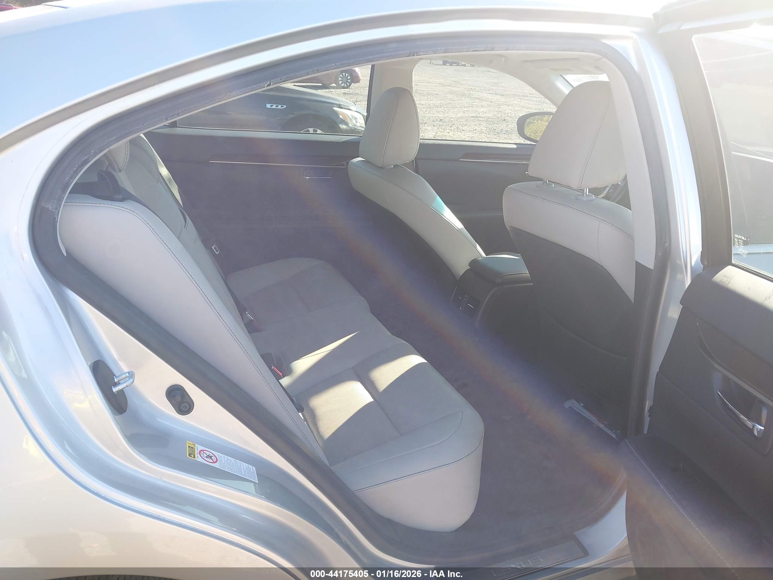 LEXUS ES image 8