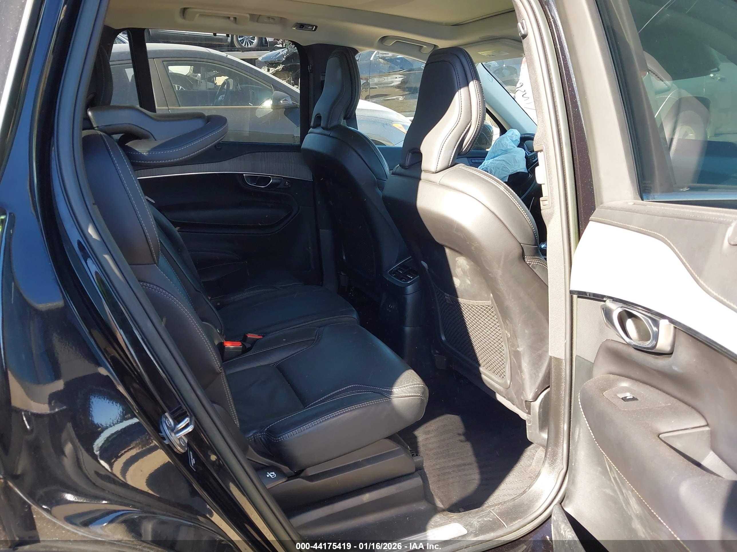 VOLVO XC90 image 8