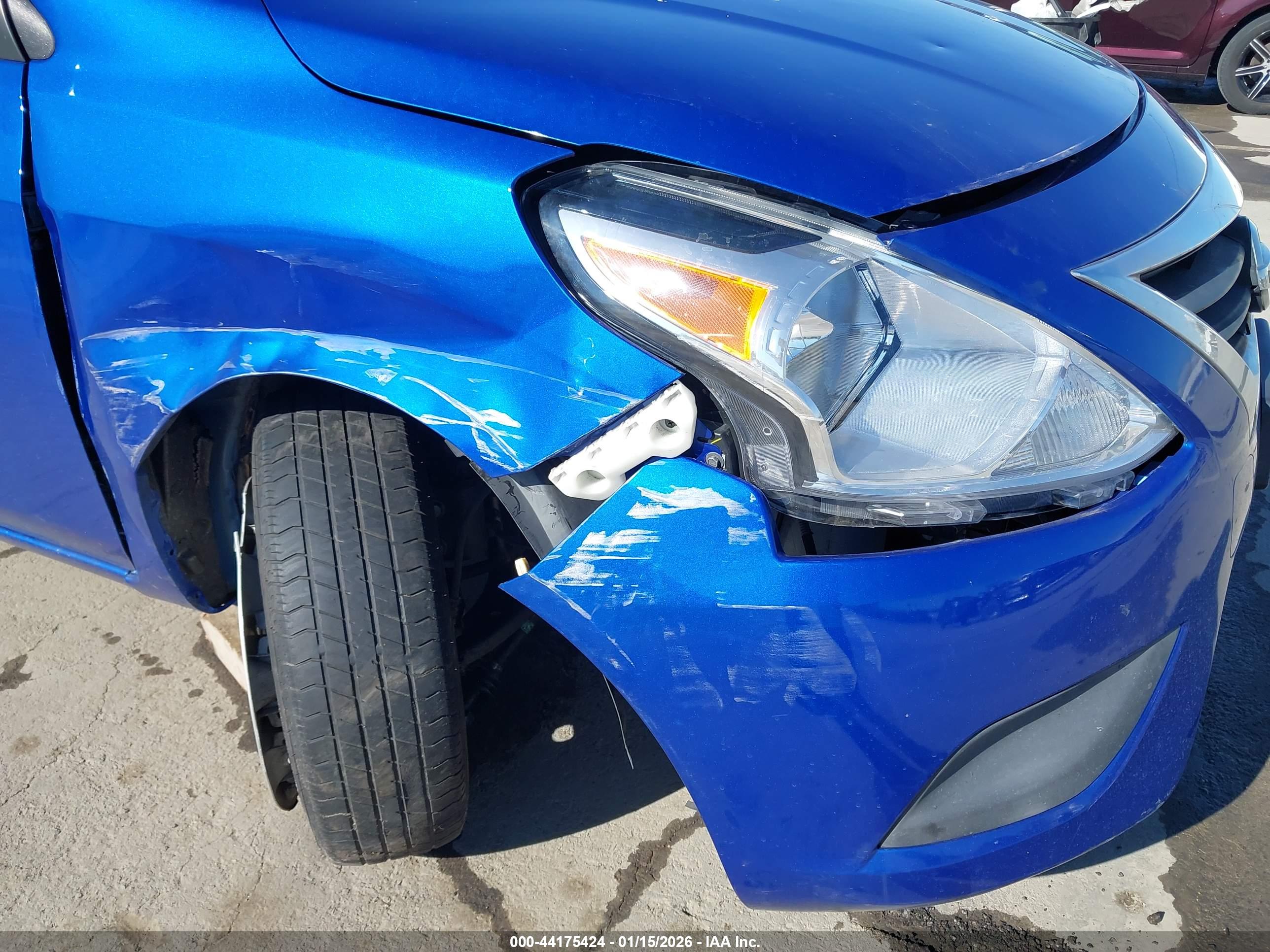NISSAN VERSA image 6