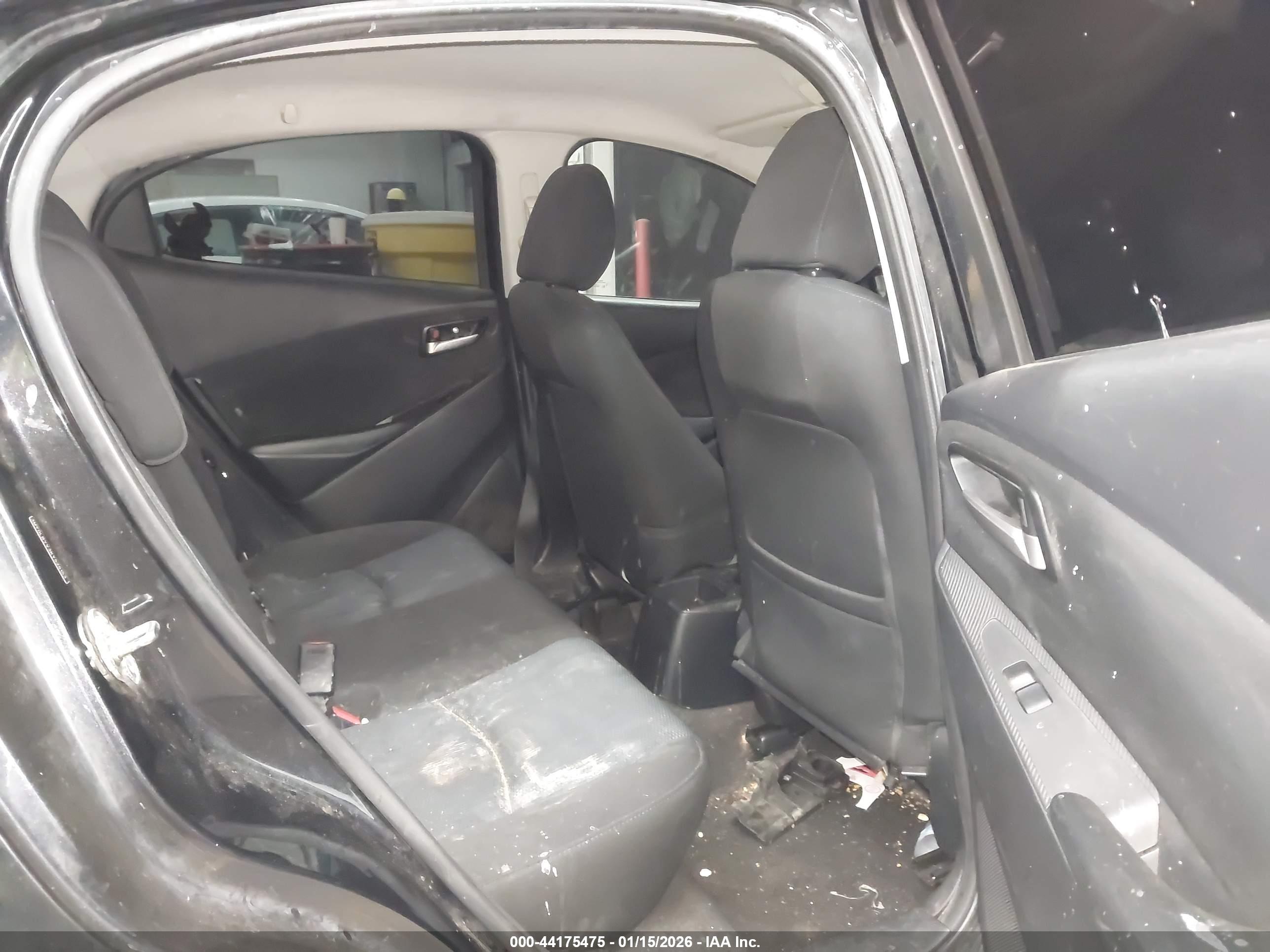 TOYOTA YARIS image 8