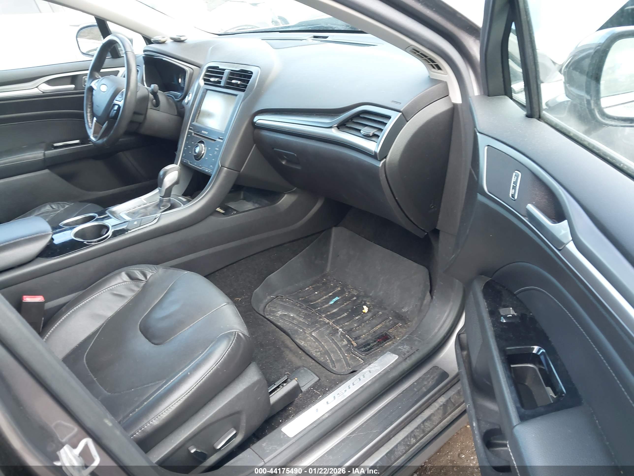 FORD FUSION image 5
