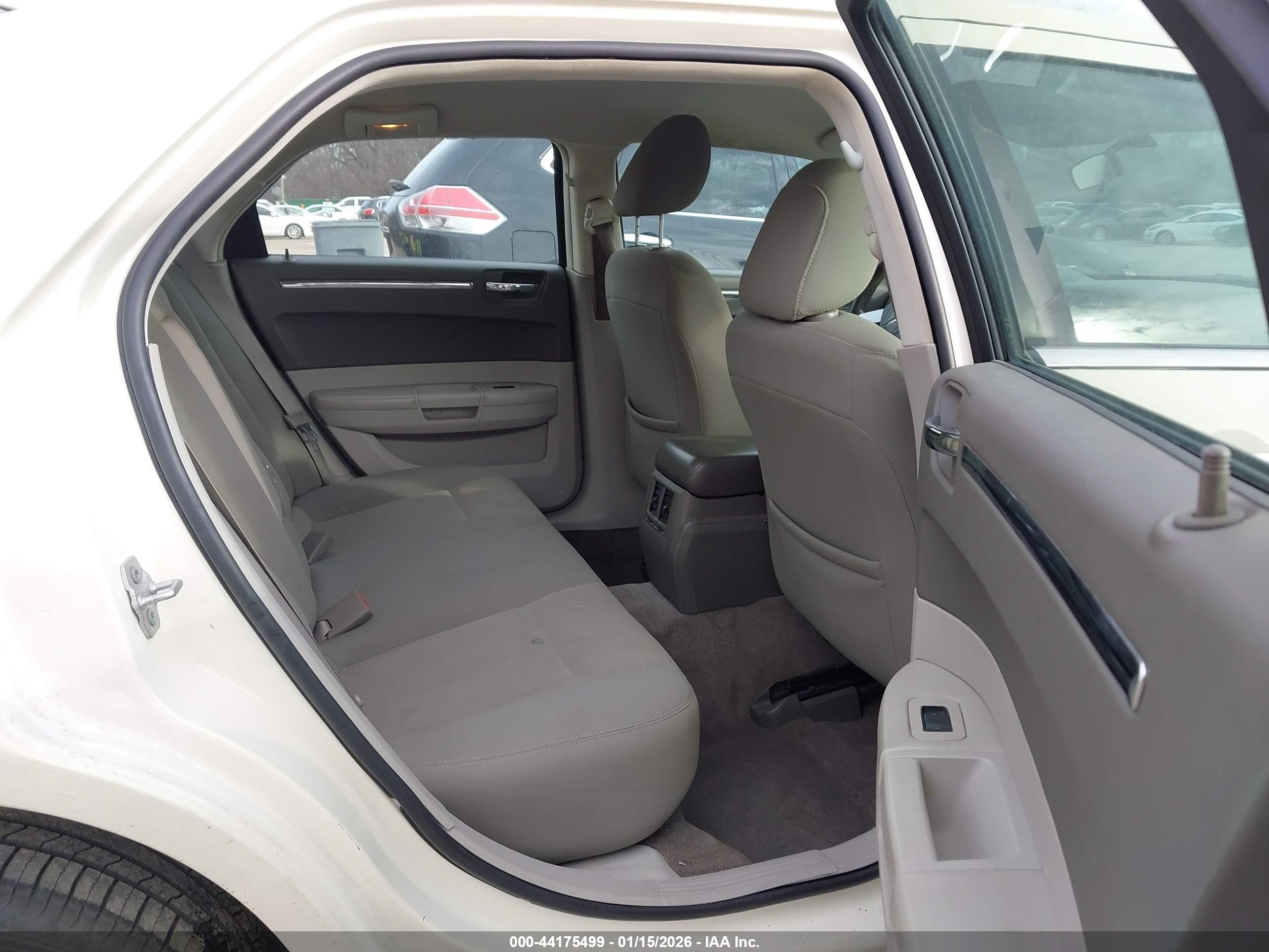 CHRYSLER 300 image 8
