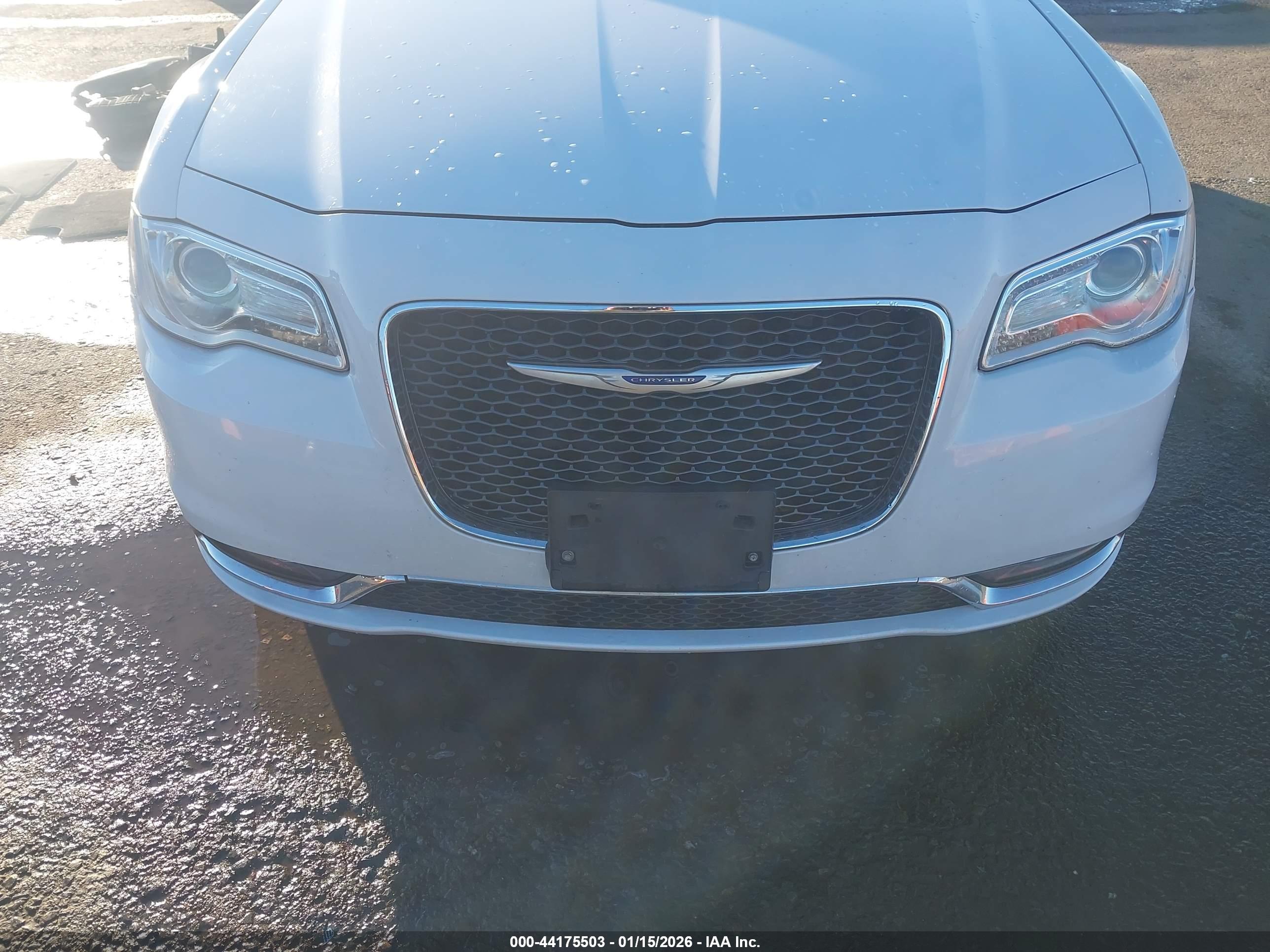 CHRYSLER 300 image 6