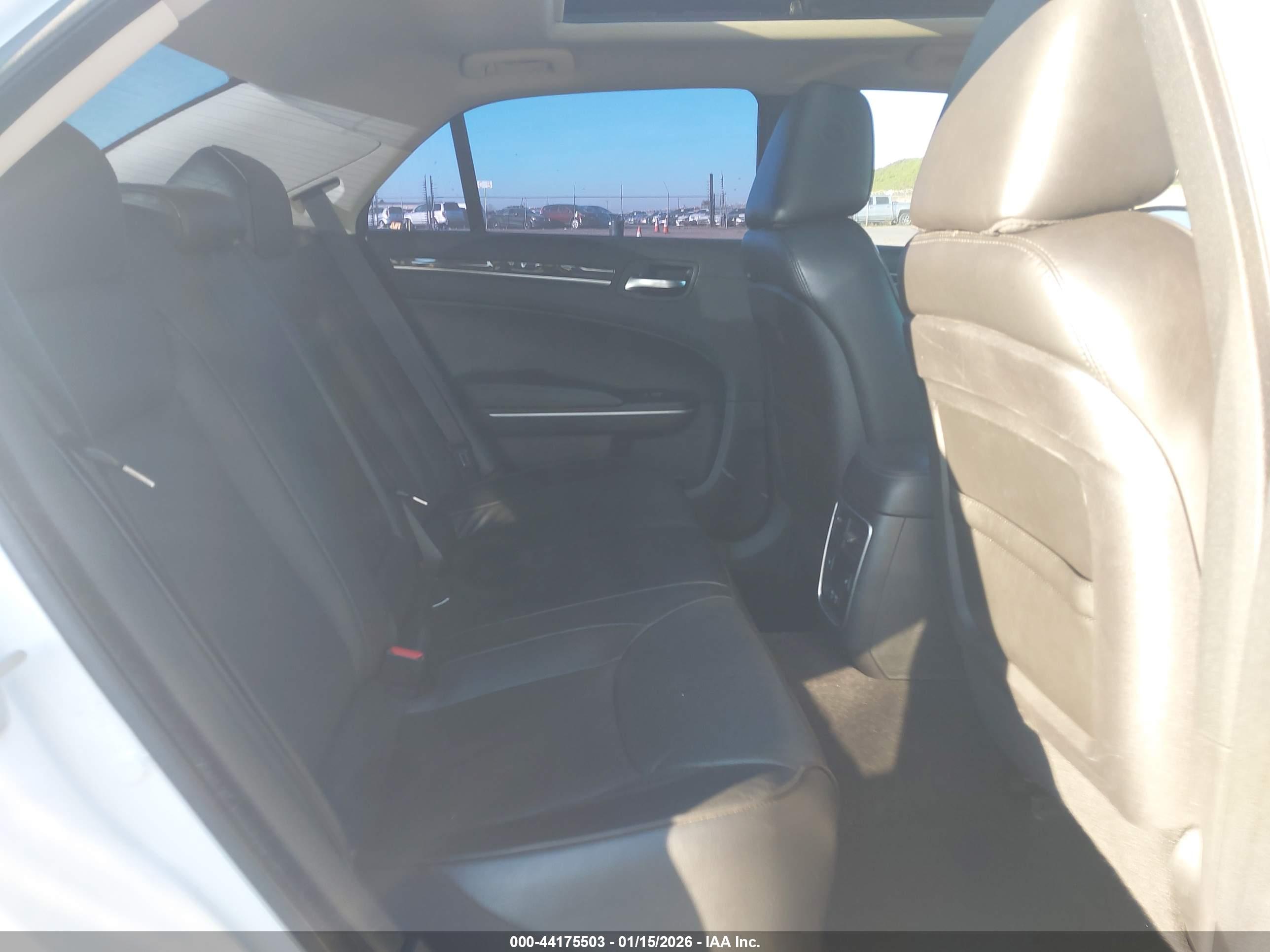 CHRYSLER 300 image 8