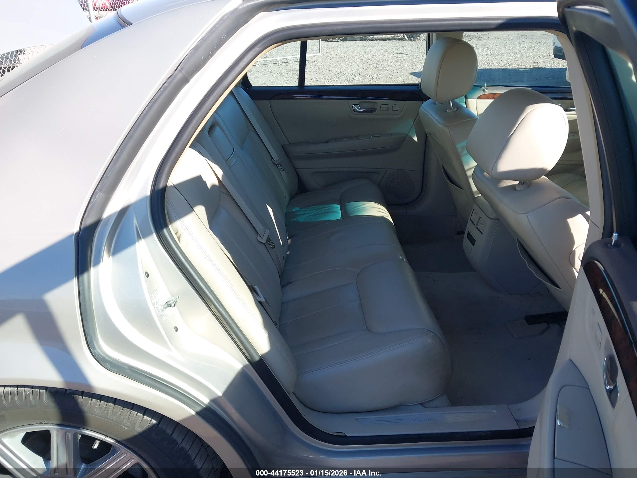 CADILLAC DTS image 8