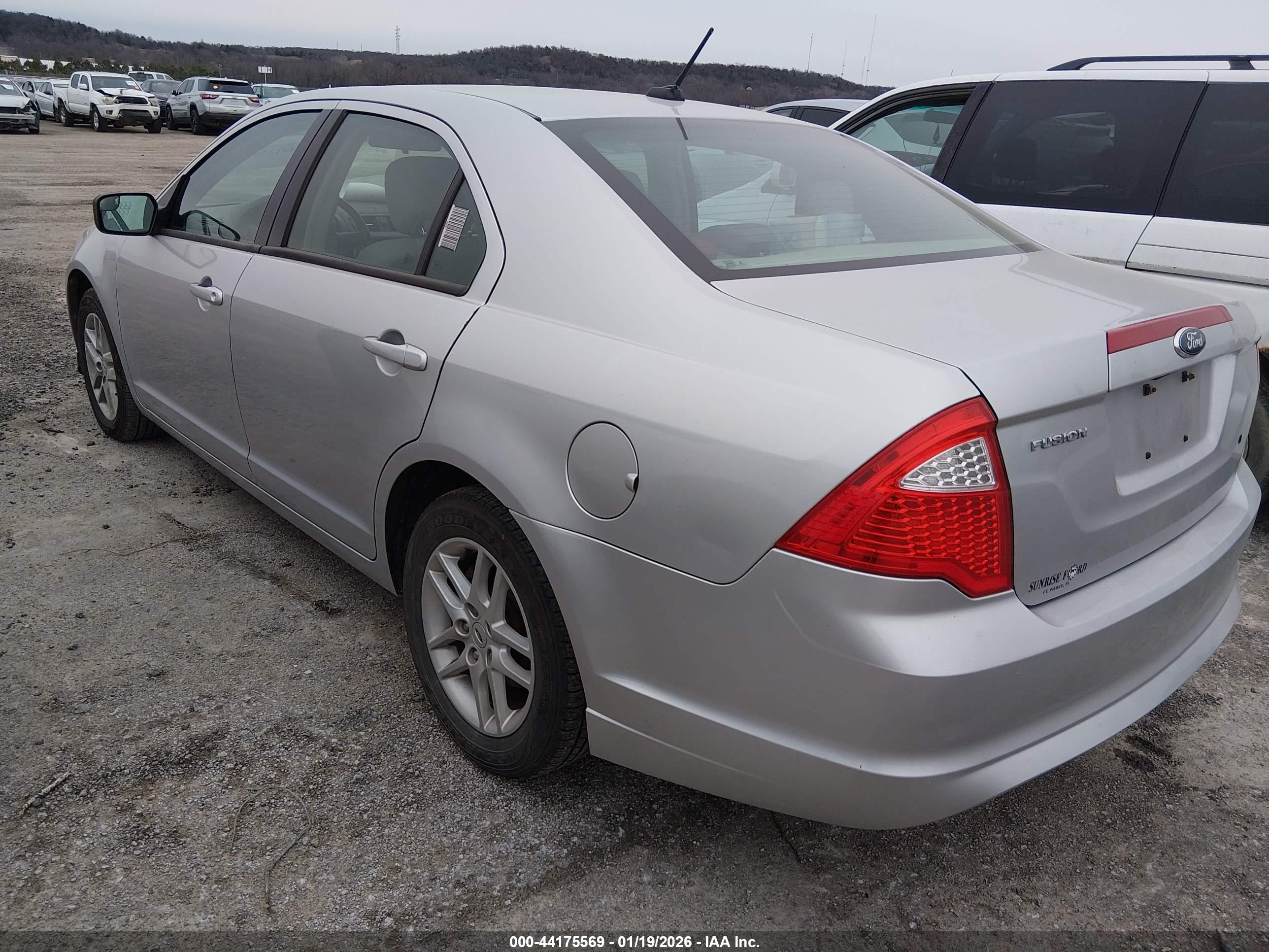 FORD FUSION image 3