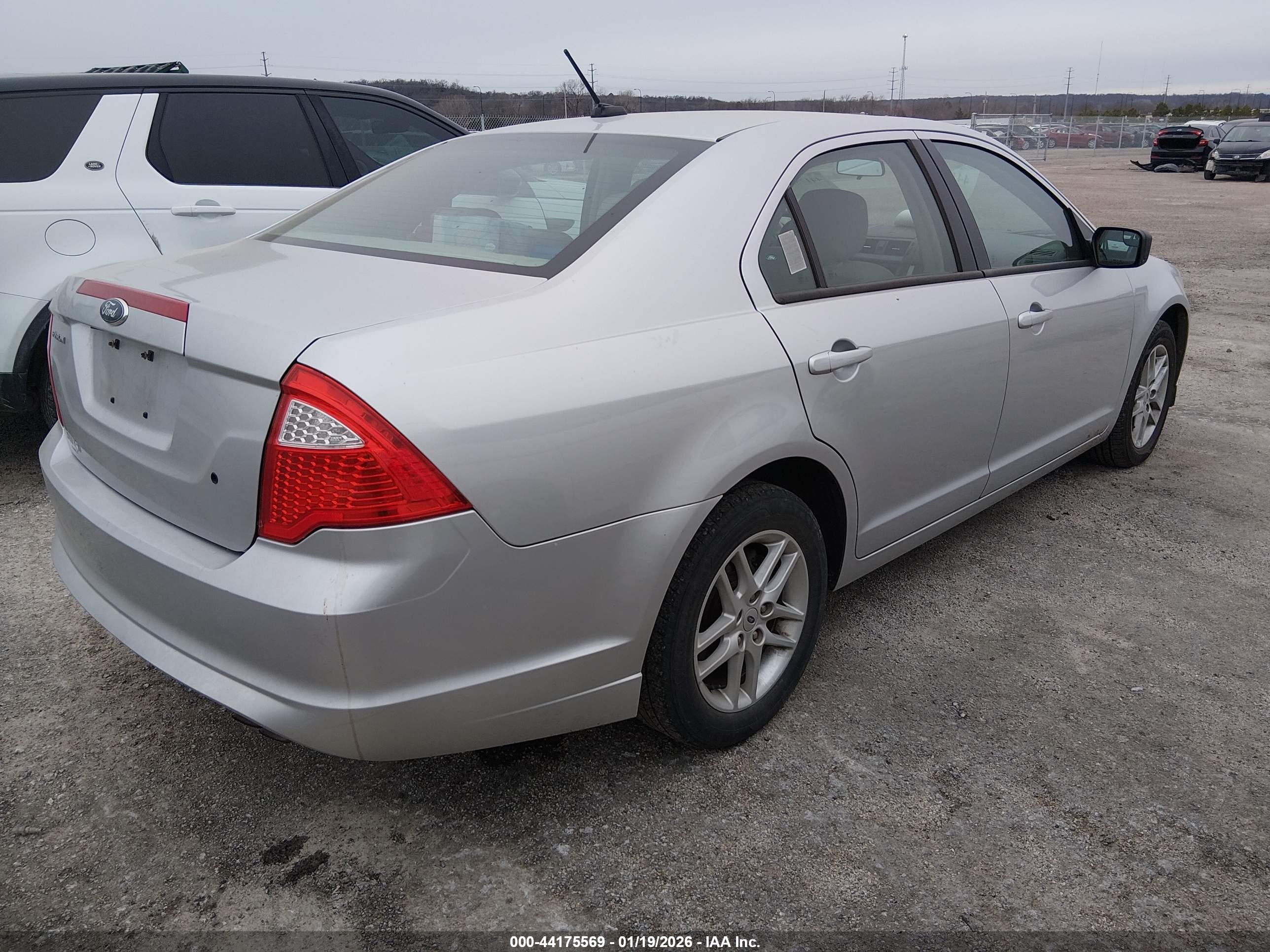 FORD FUSION image 4