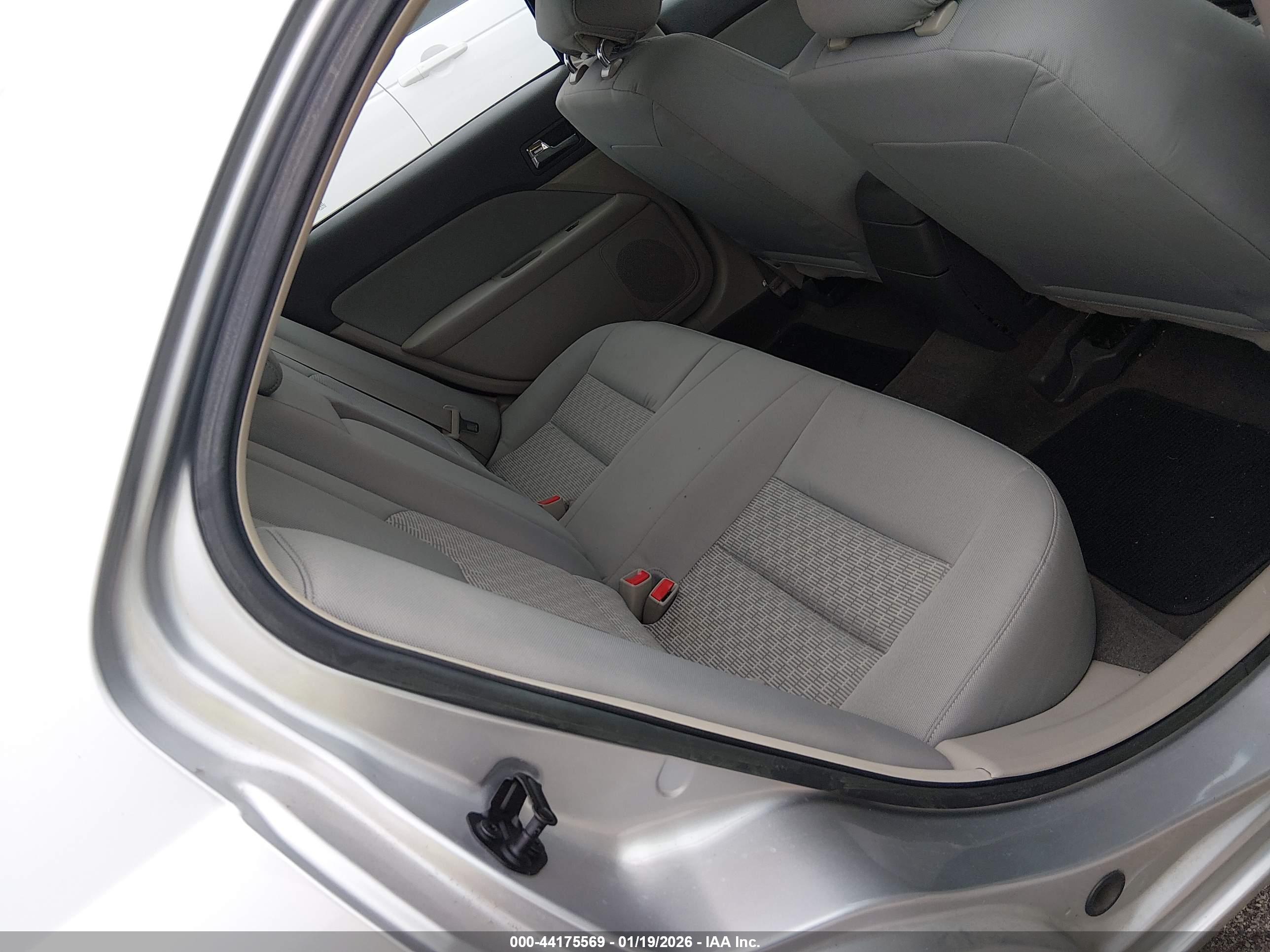 FORD FUSION image 8