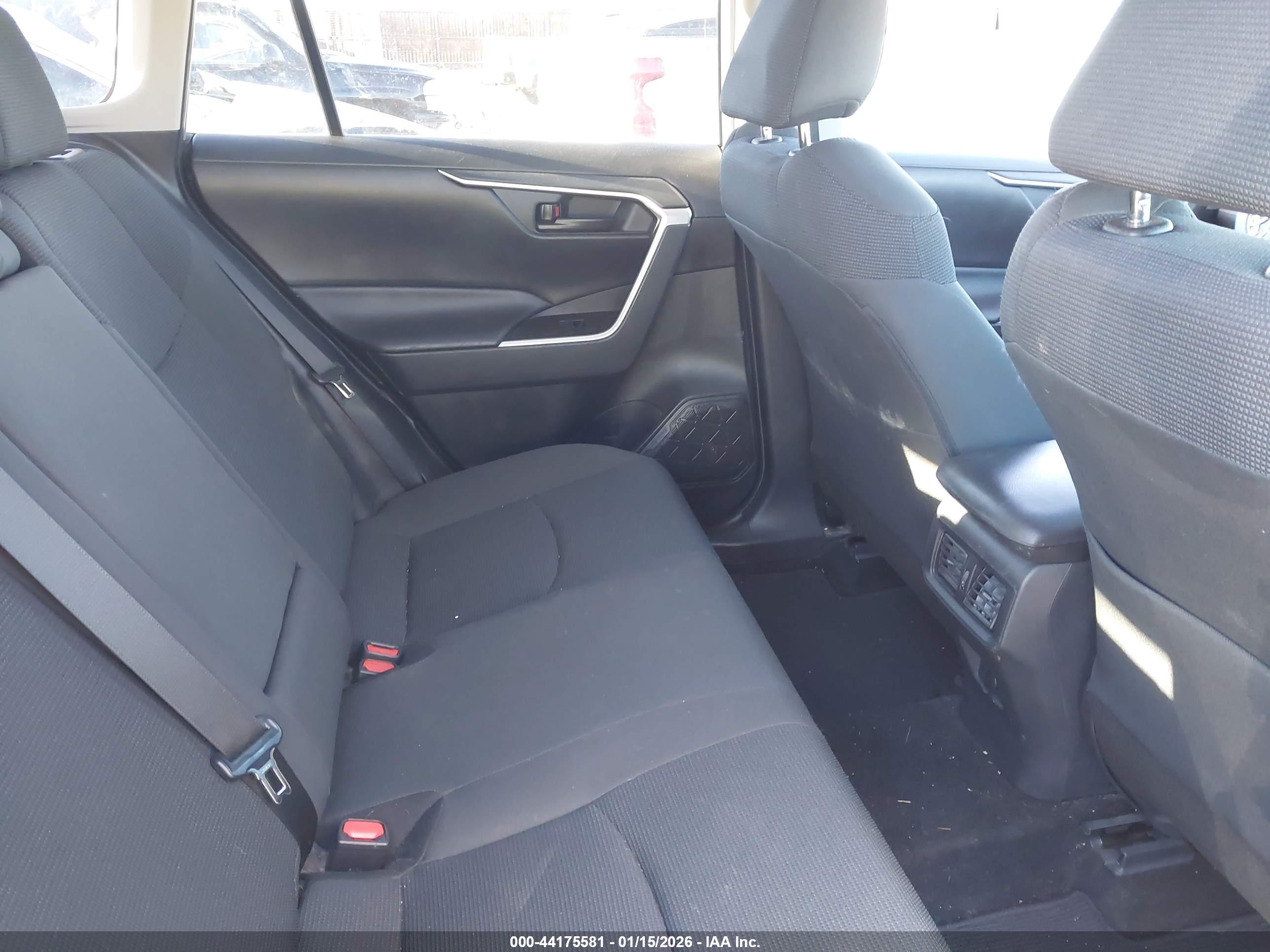 TOYOTA RAV4 image 8