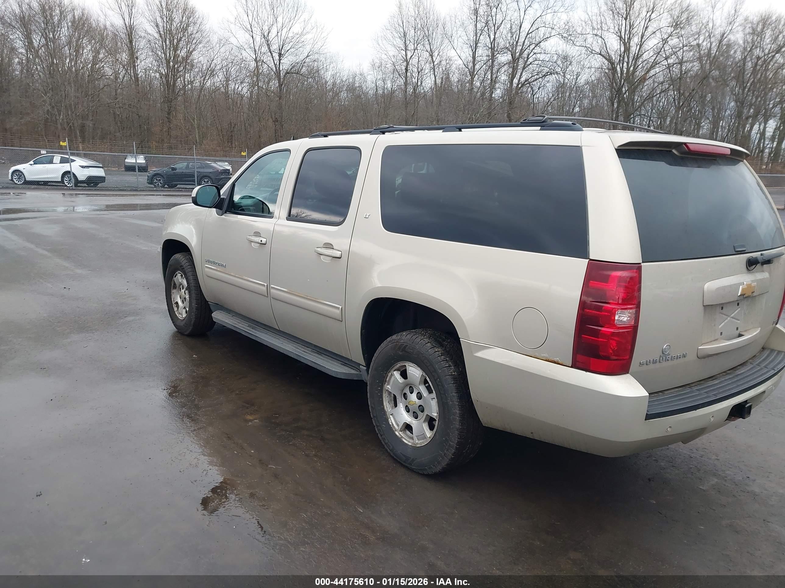 CHEVROLET SUBURBAN image 3