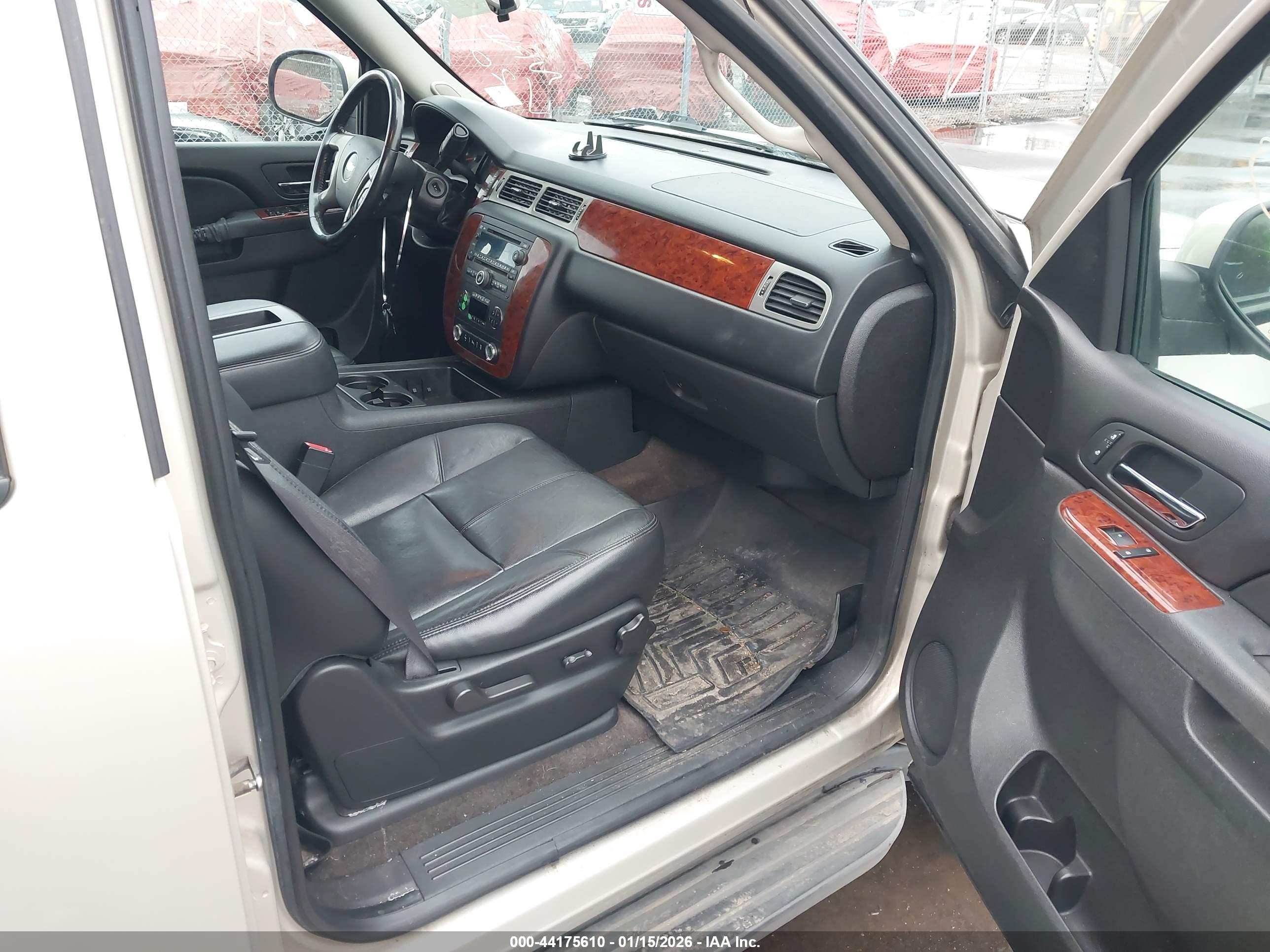 CHEVROLET SUBURBAN image 5