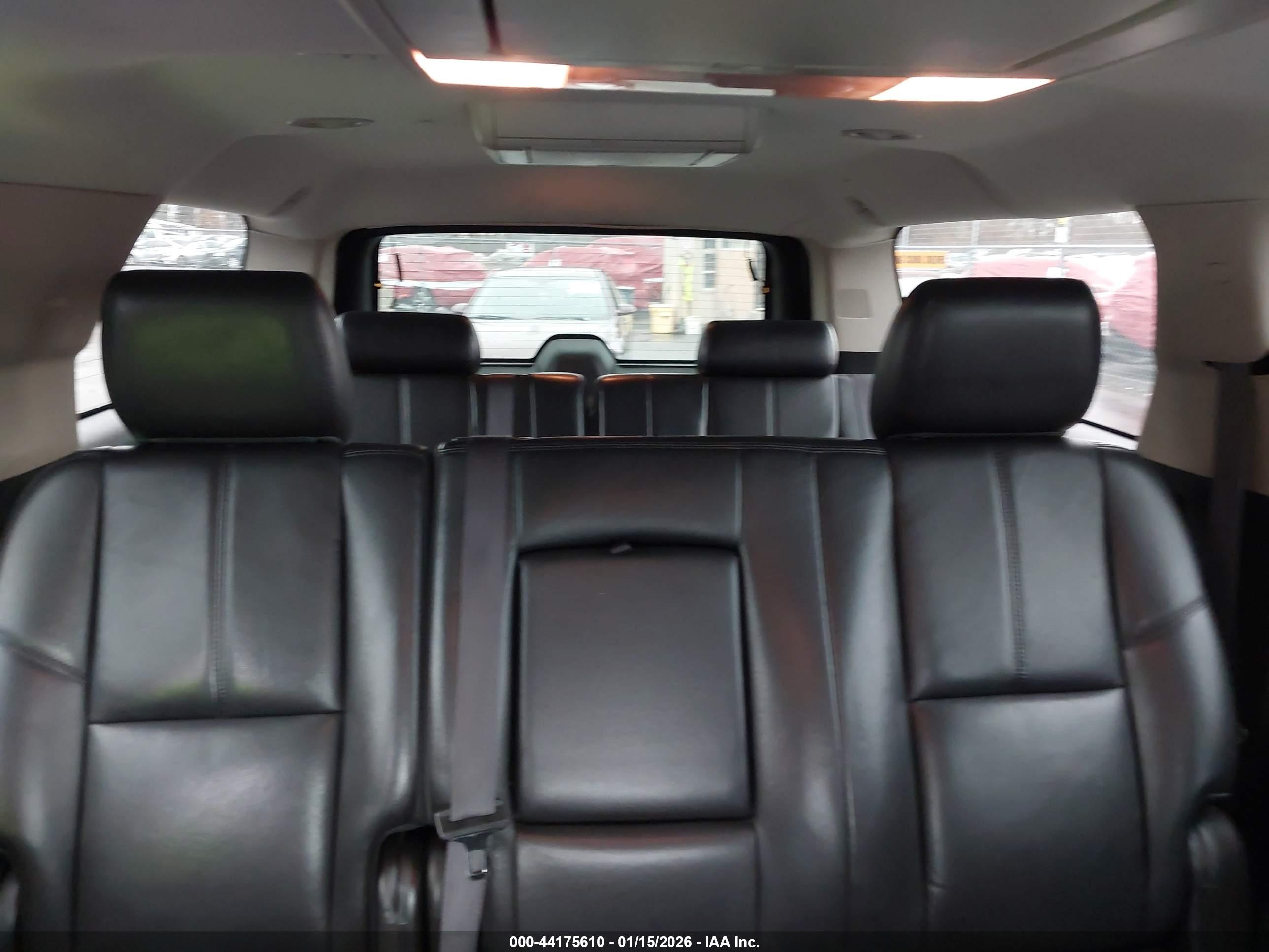 CHEVROLET SUBURBAN image 8