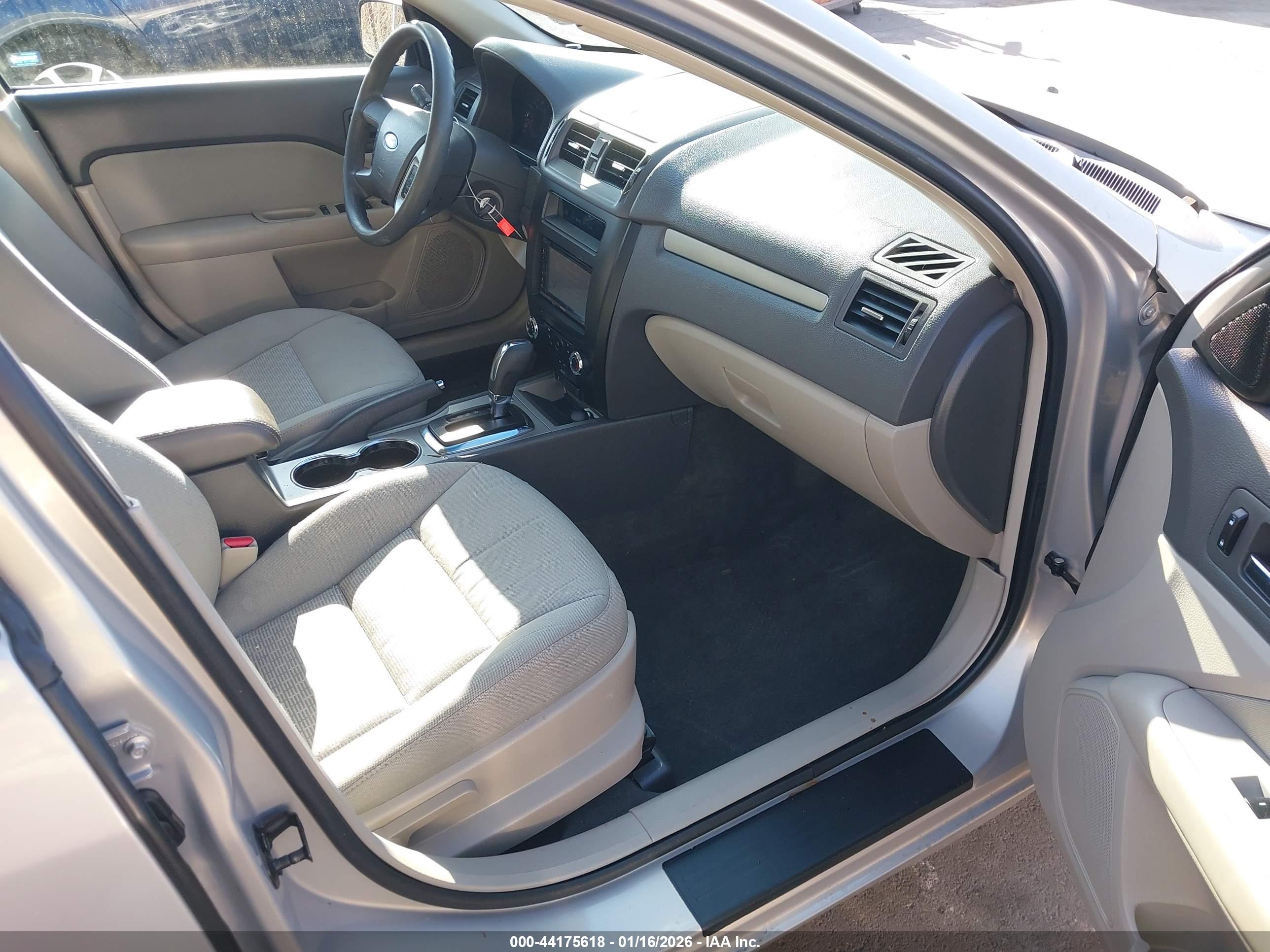 FORD FUSION image 5