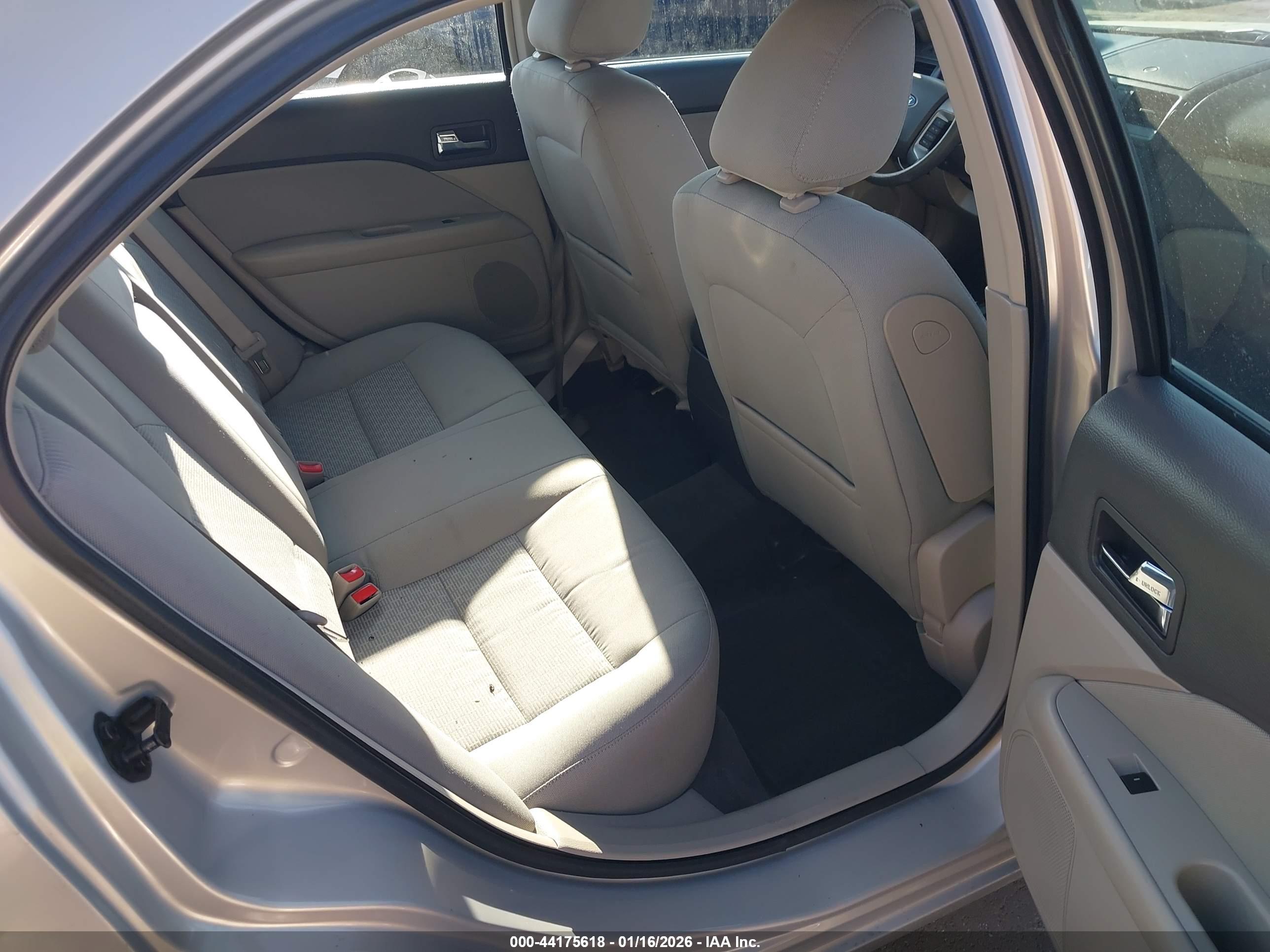 FORD FUSION image 8