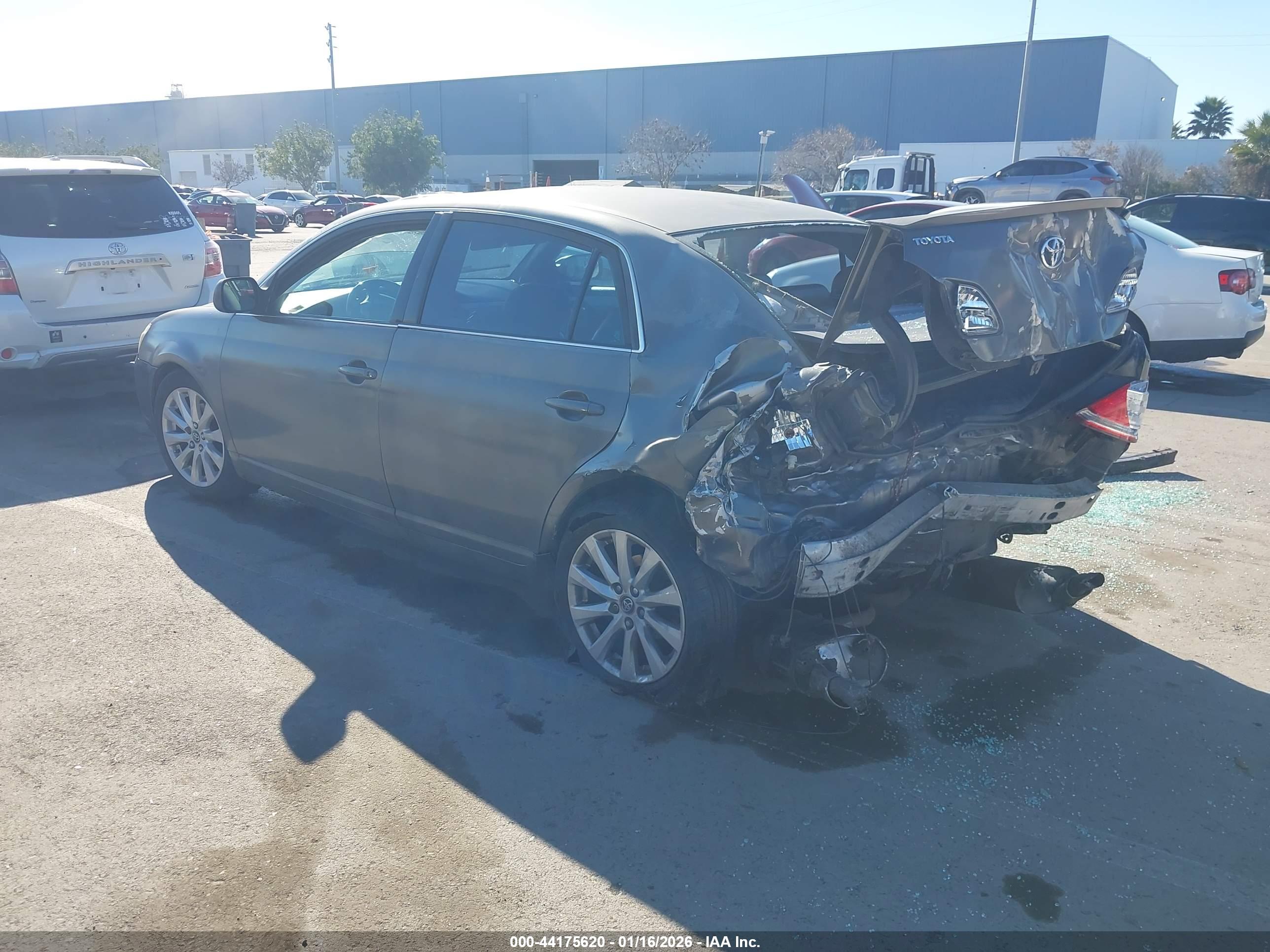 TOYOTA AVALON image 3