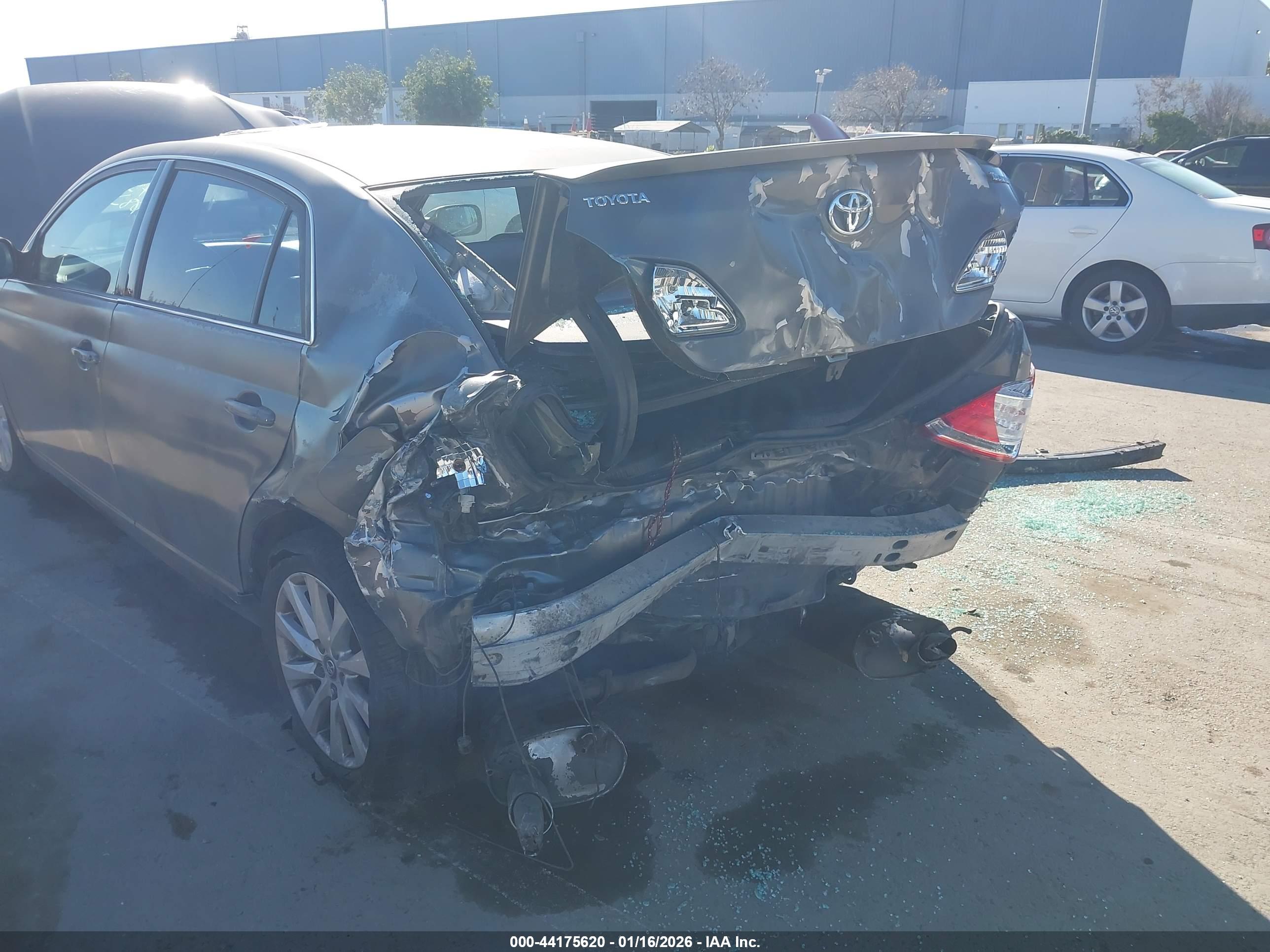 TOYOTA AVALON image 6
