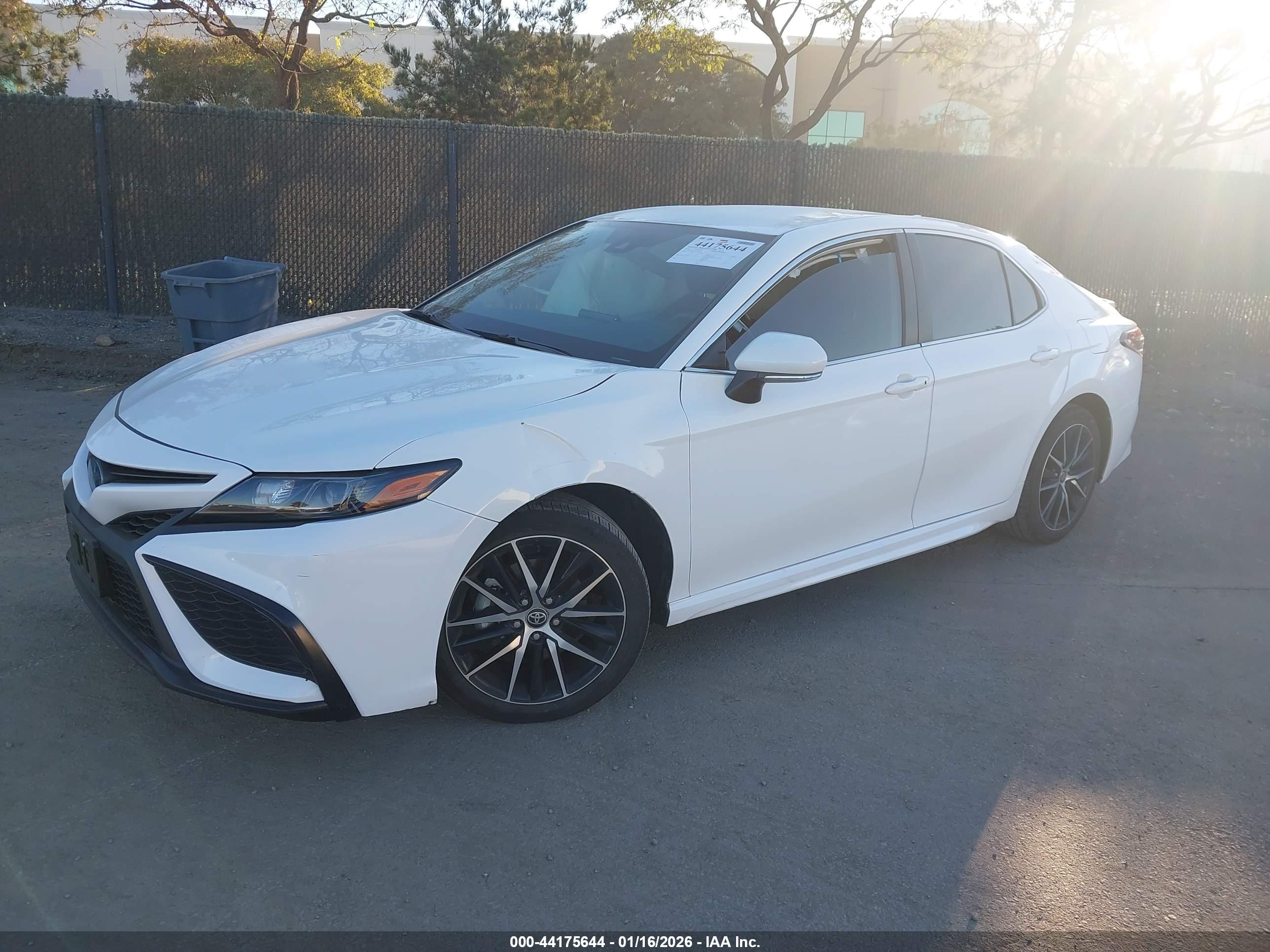 TOYOTA CAMRY image 2