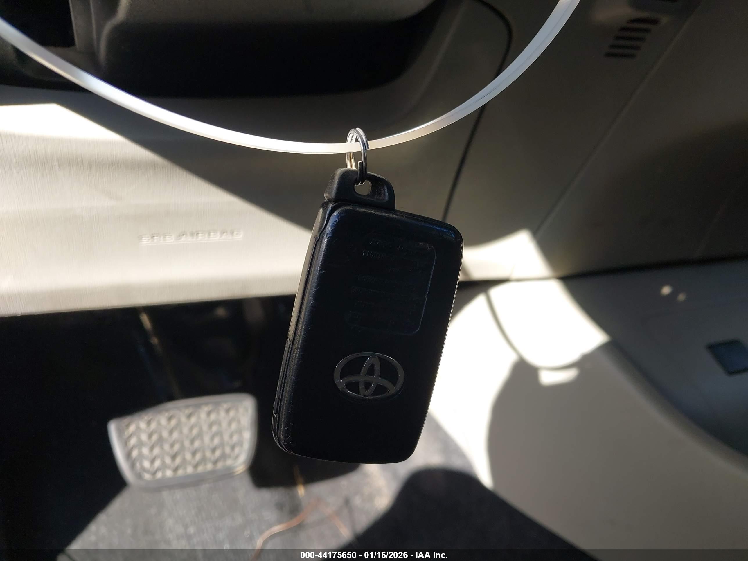 TOYOTA PRIUS image 11