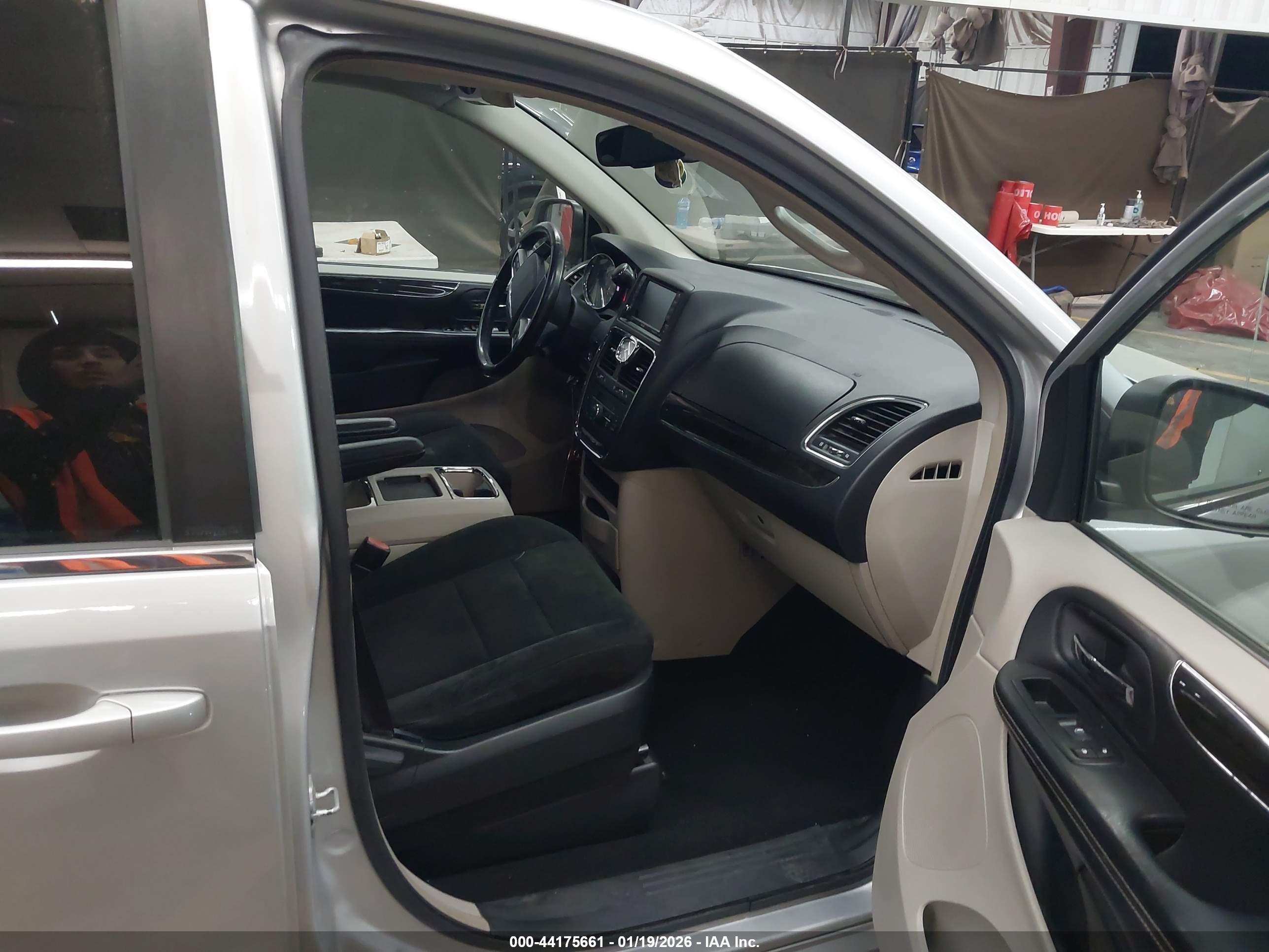 CHRYSLER TOWN image 5