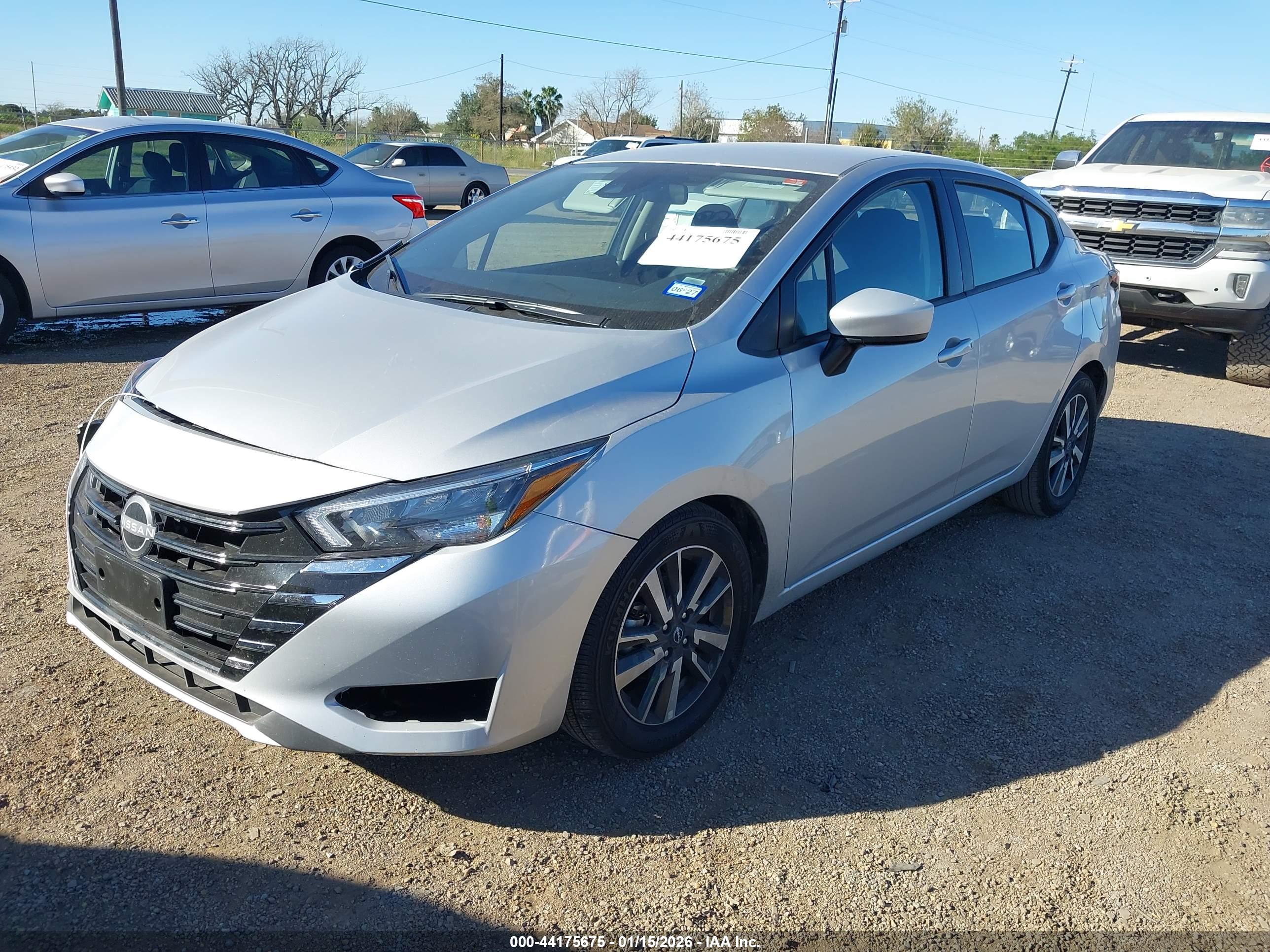 NISSAN VERSA image 2
