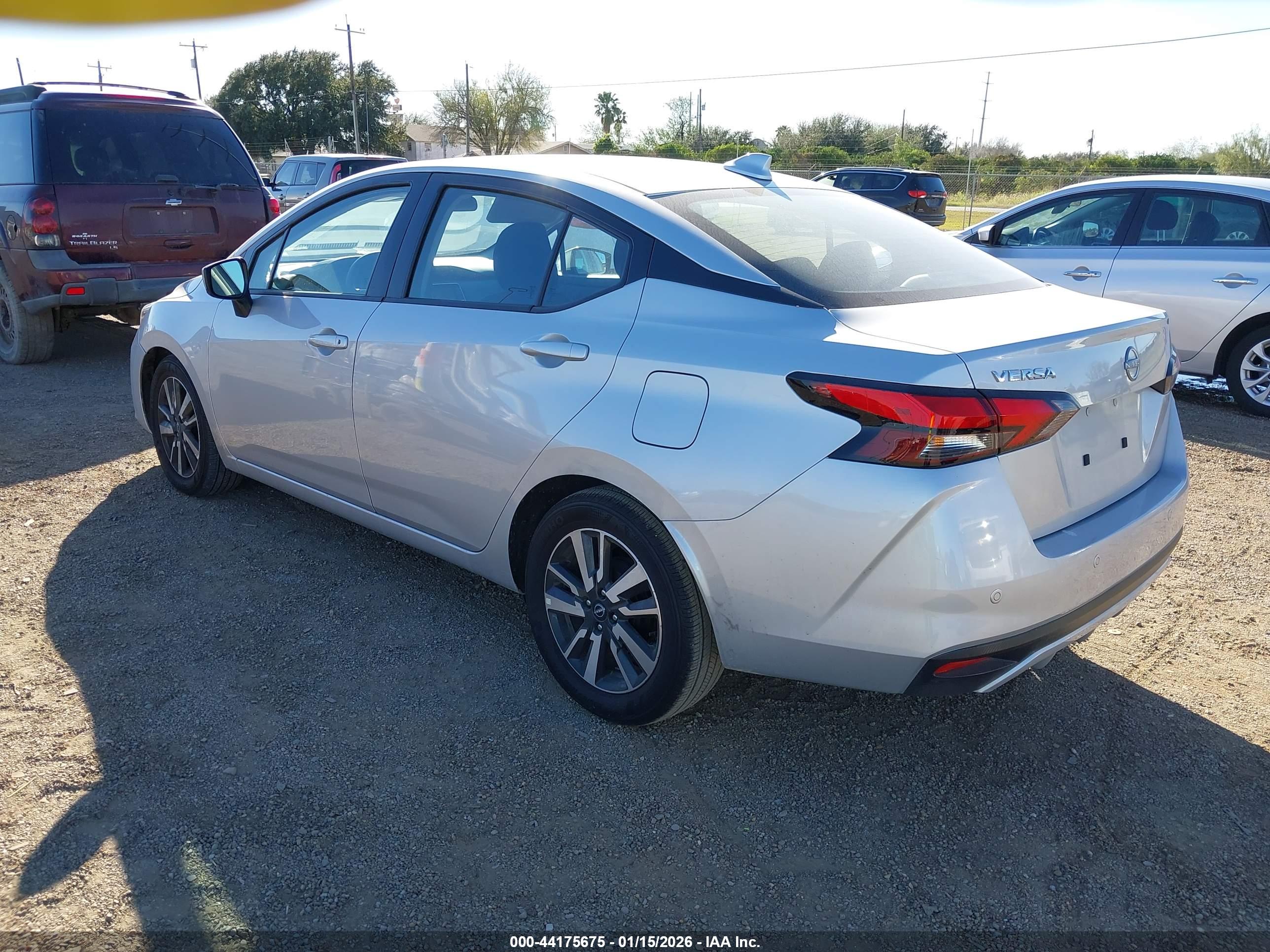 NISSAN VERSA image 3