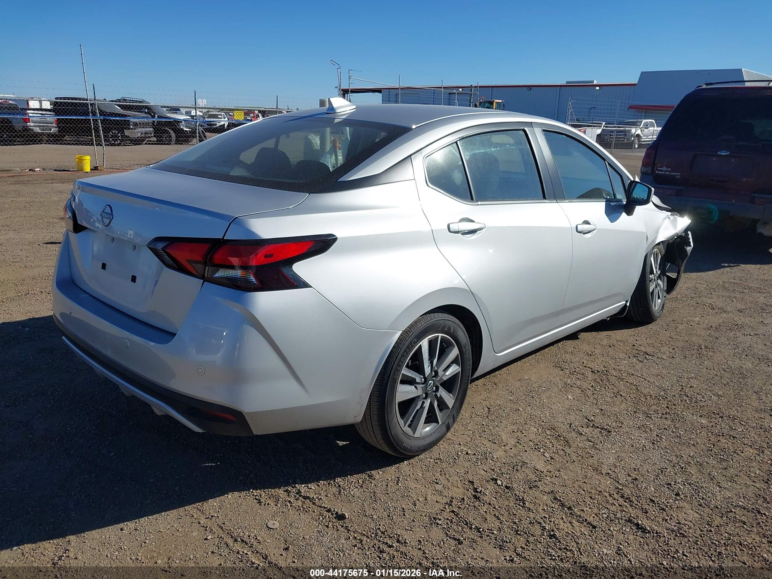 NISSAN VERSA image 4
