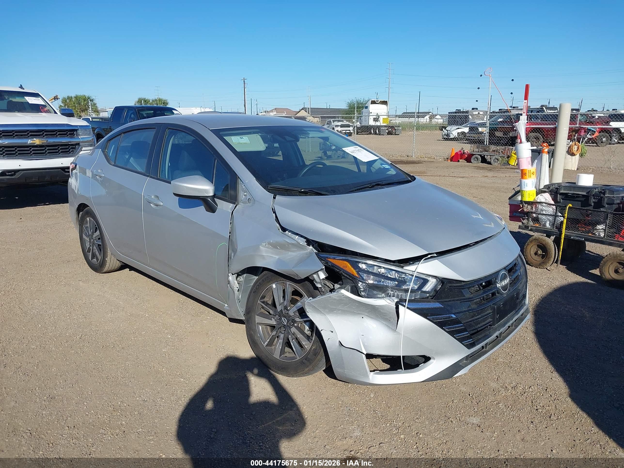 NISSAN VERSA image 6