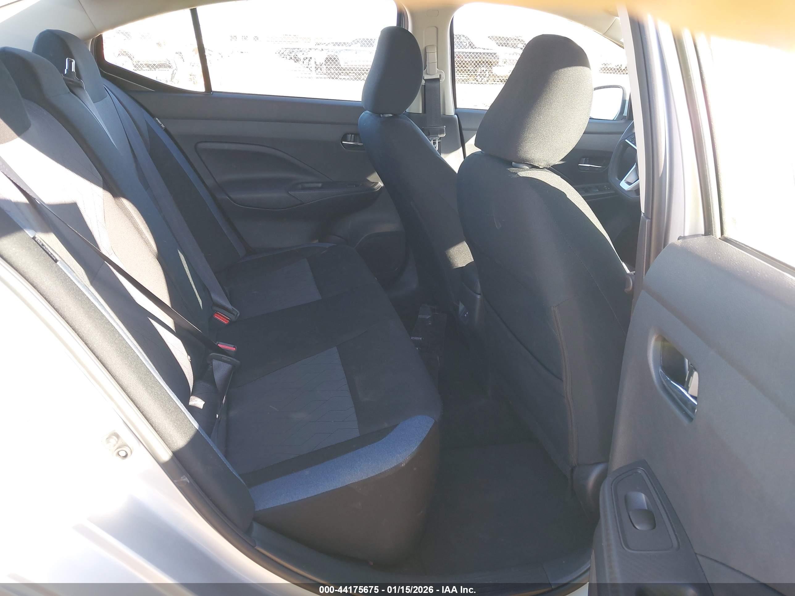 NISSAN VERSA image 8