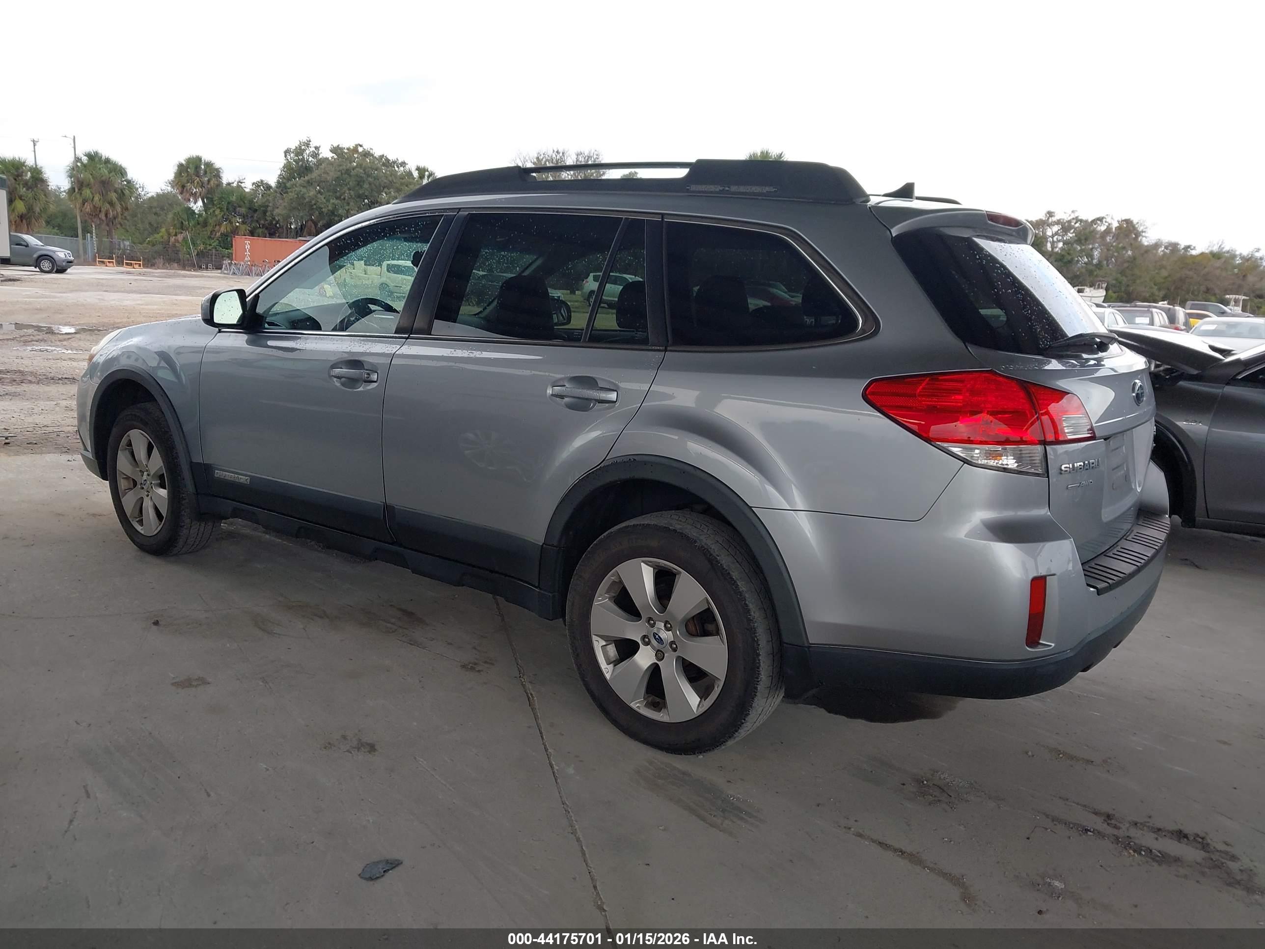 SUBARU OUTBACK image 3