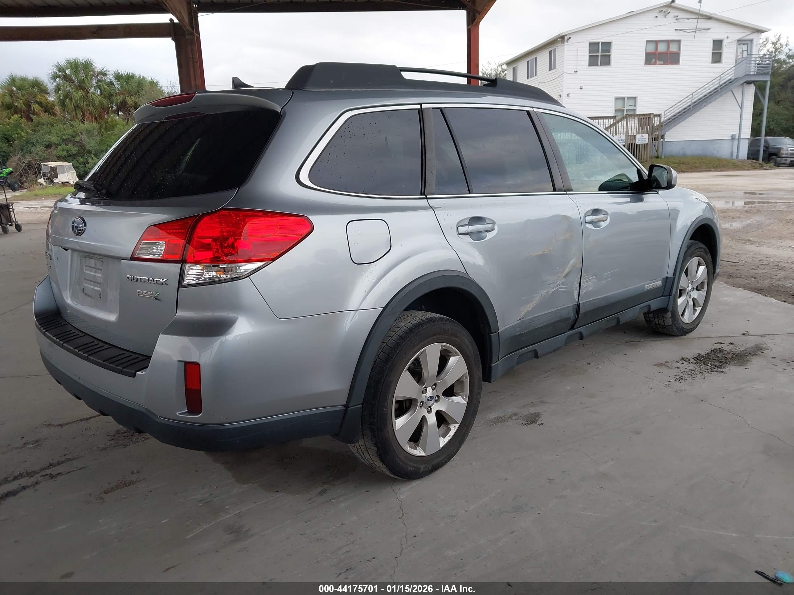 SUBARU OUTBACK image 4